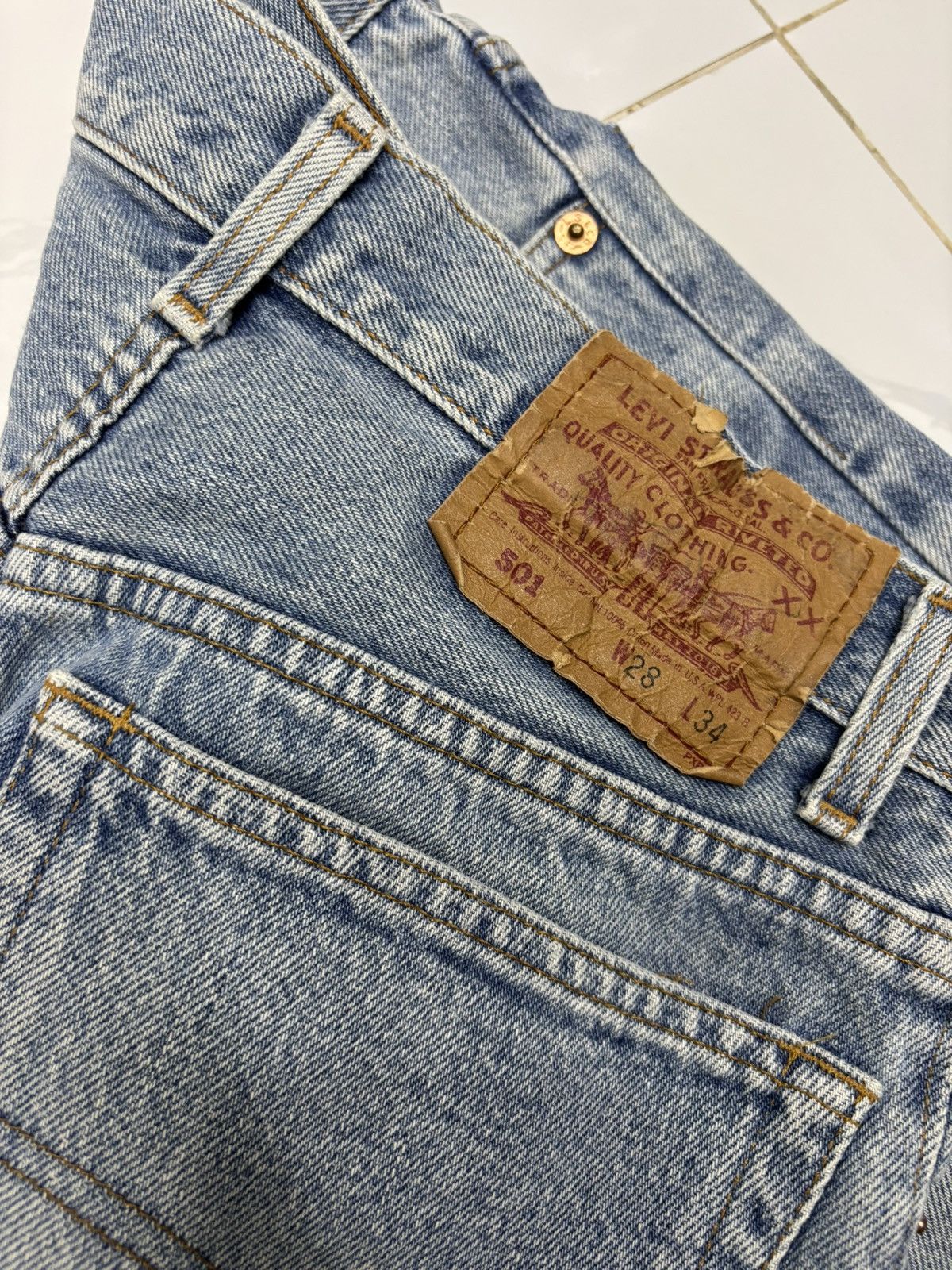 Levi's Vintage Clothing 🔥VINTAGE LEVIS 501 SHORT DISTRESSED DENIM JEANS Size US 26 / EU 42 - 7 Thumbnail