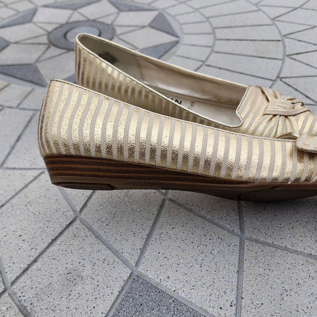 Anne Klein Anne Klein iFlex Breezey Striped Bow Gold Pumps 7.5 Size US 7.5 / IT 37.5 - 9 Thumbnail