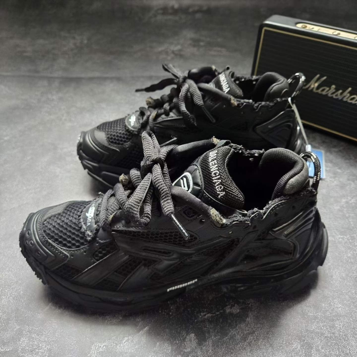 Balenciaga Balenciaga Running Gold Lowtop Sneakers 38 Women Size US 7.5 / IT 37.5 - 1 Thumbnail