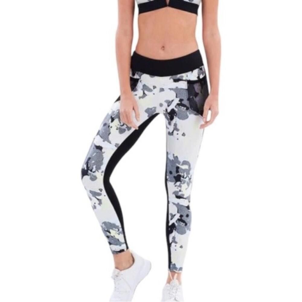 Designer Revolve Koral Magnify Legging in Bloom & Black S Size 28" / US 6 / IT 42 - 2 Thumbnail
