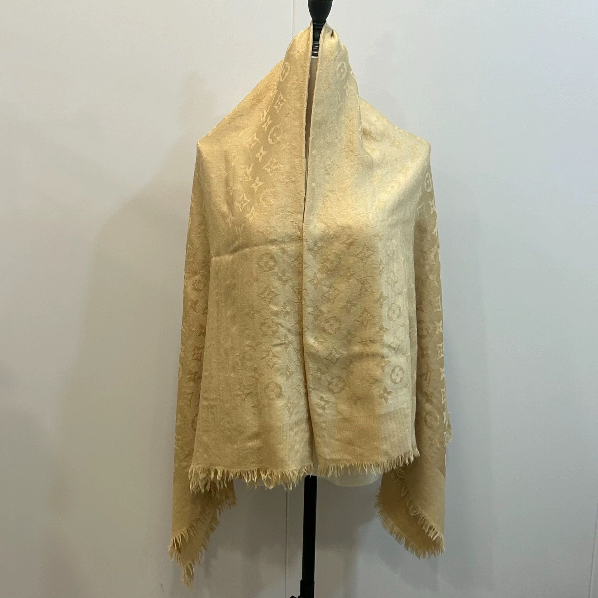 Louis Vuitton Louis Vuitton Monogram Silk Wool Shawl 140x140 Size ONE SIZE - 1 Thumbnail