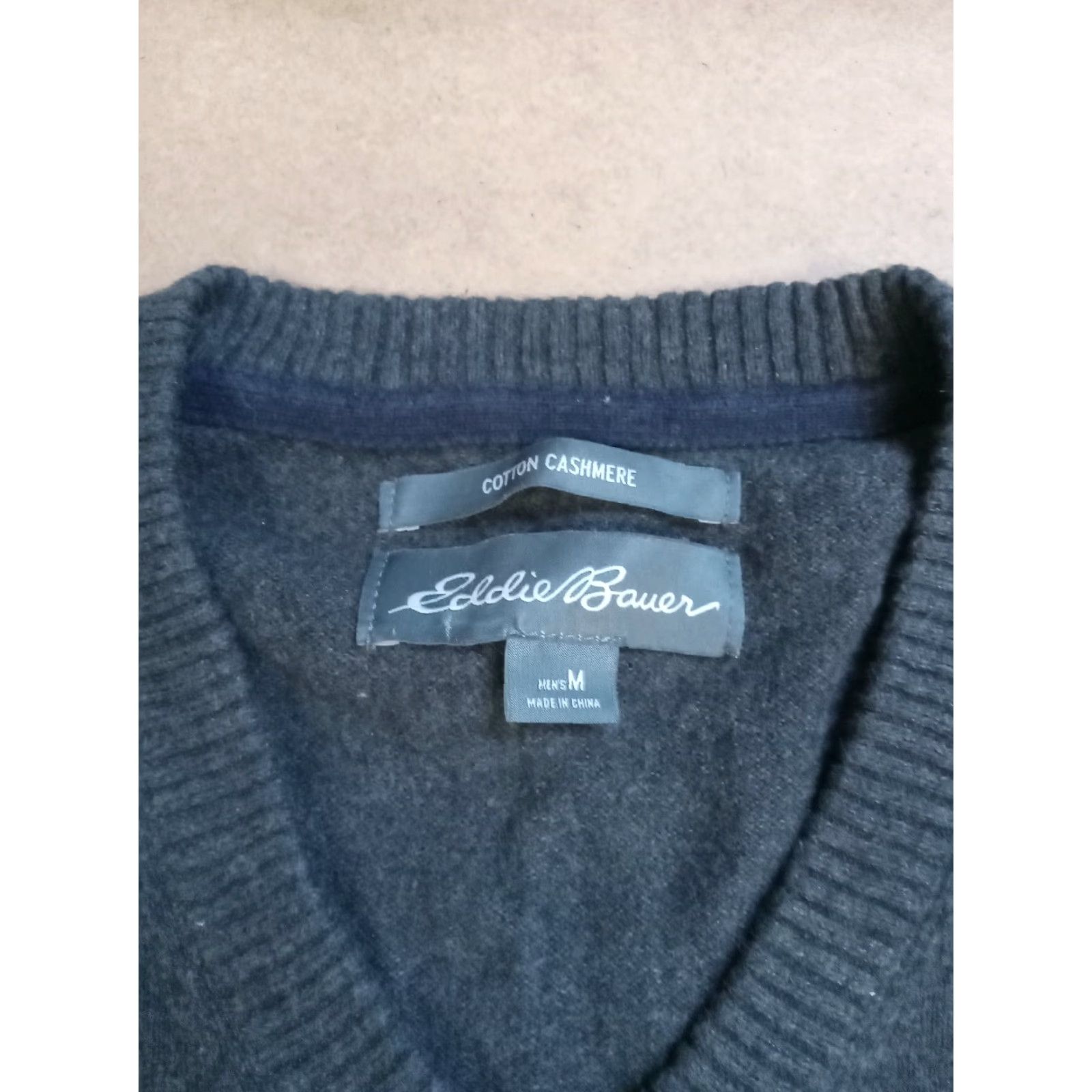 Eddie Bauer Eddie Bauer Mens M Gray Cotton Cashmere V-Neck Sweater Pullover Size US M / EU 48-50 / 2 - 3 Thumbnail