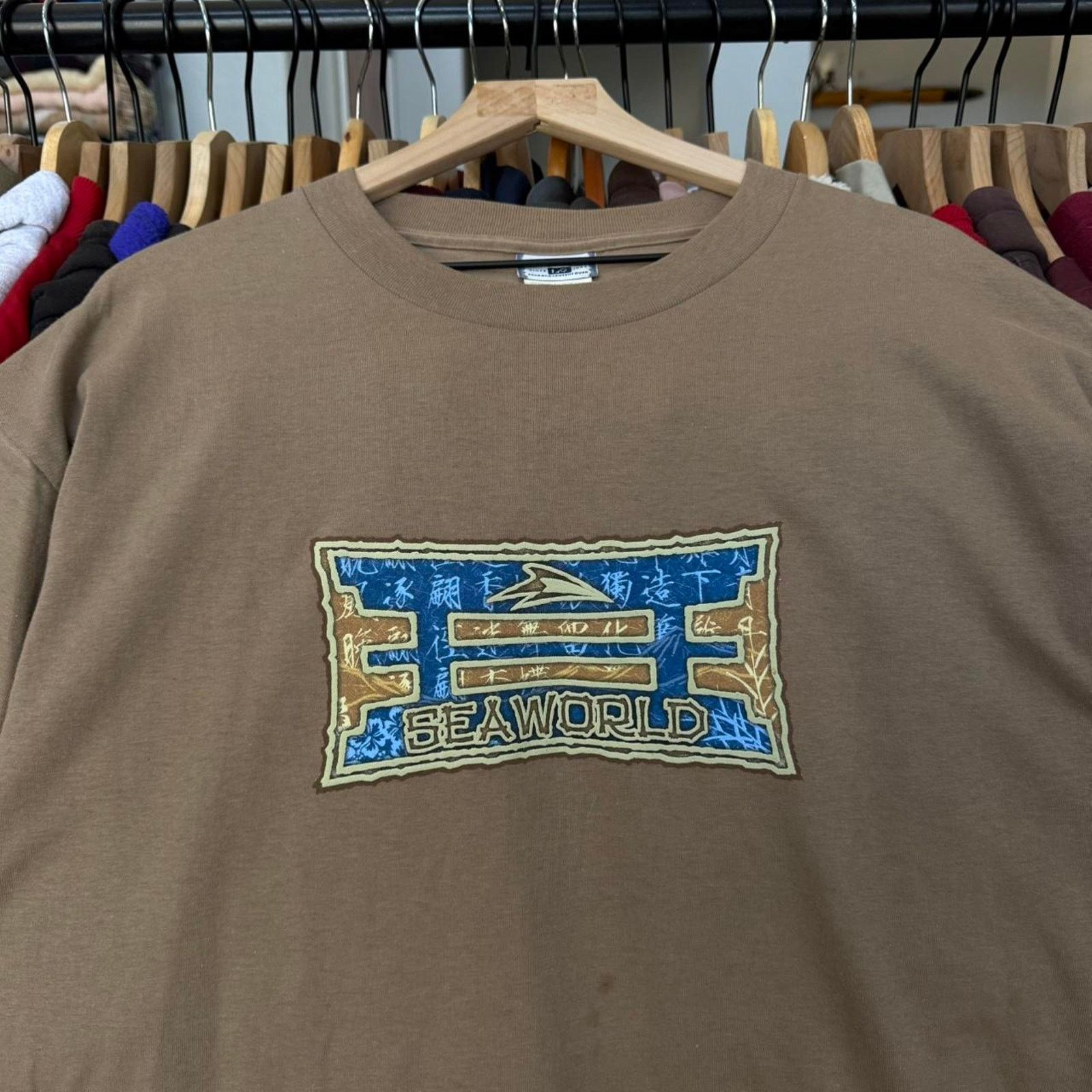 Lee Vintage 90s Sea World Promo Shirt in Light Brown Size US XL / EU 56 / 4 - 2 Thumbnail