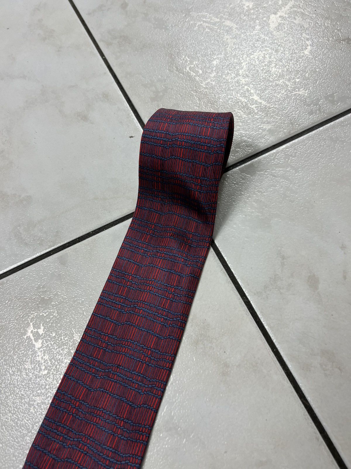 Vintage Hermes Paris silk tie luxury 7820 MA patterned red