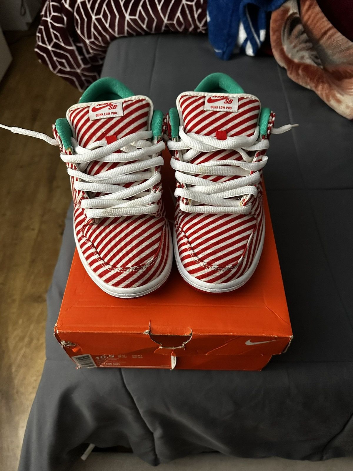 Nike SB Nike sb dunk low candy cane Size US 9 / EU 42 - 1 Thumbnail