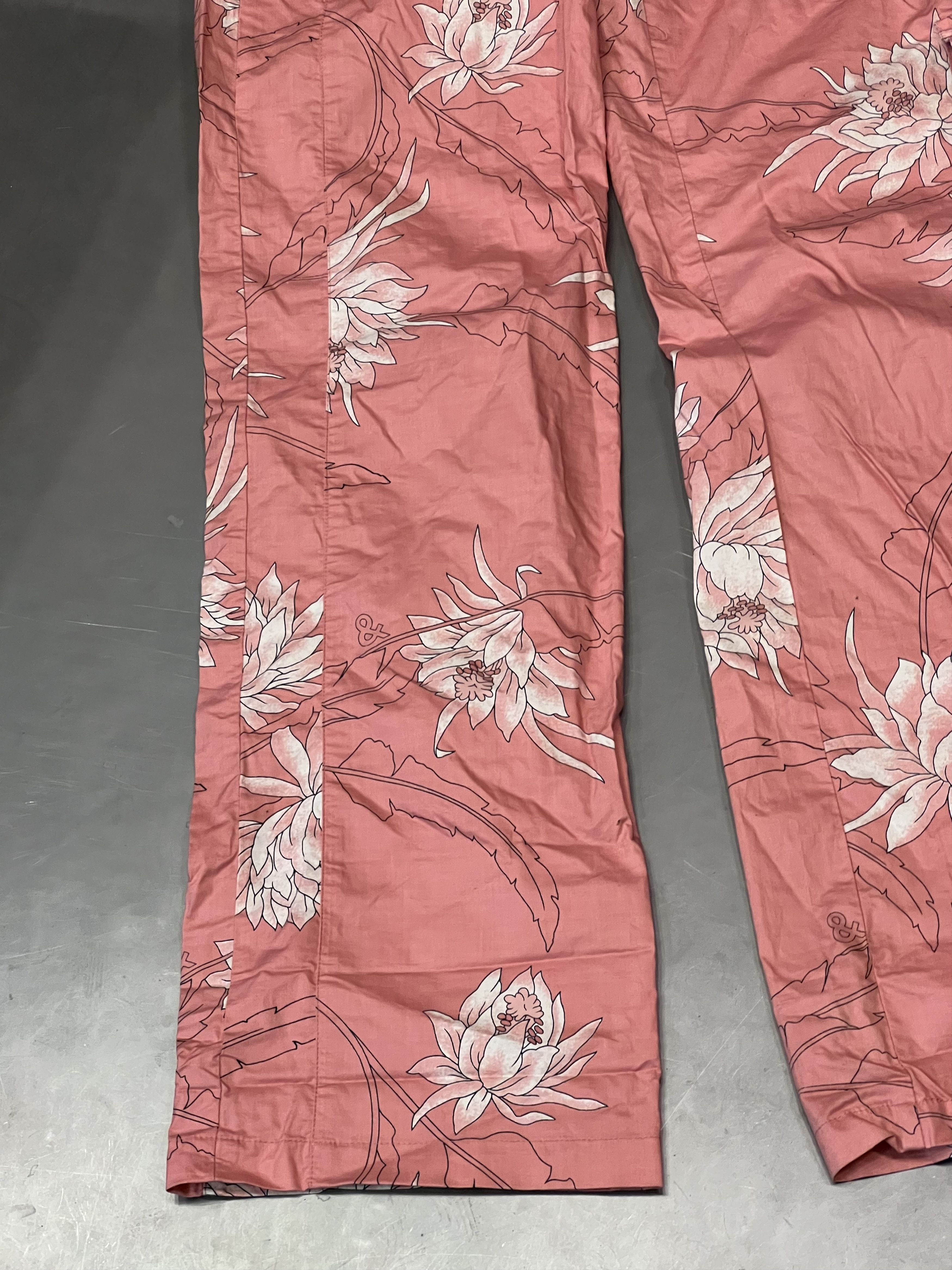 Dolce & Gabbana Y2K D&G Dolce & Gabbana hawaiian floral print cargo pants Size 27" / US 4 / IT 40 - 8 Thumbnail