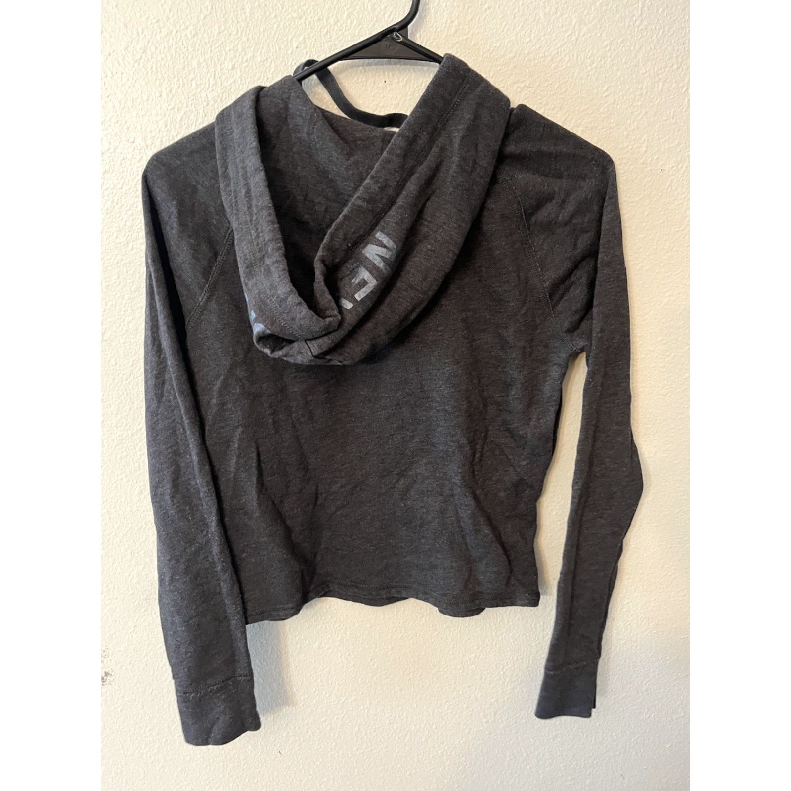 Vintage Aéropostale Hoodie Womens XS Gray Graphic Crop Top Shirt Pullover Regular Cotton Blended Fabric Activewear Walking Womens XS Gray Graphic Crop Top Size XS / US 0-2 / IT 36-38 - 2 Thumbnail