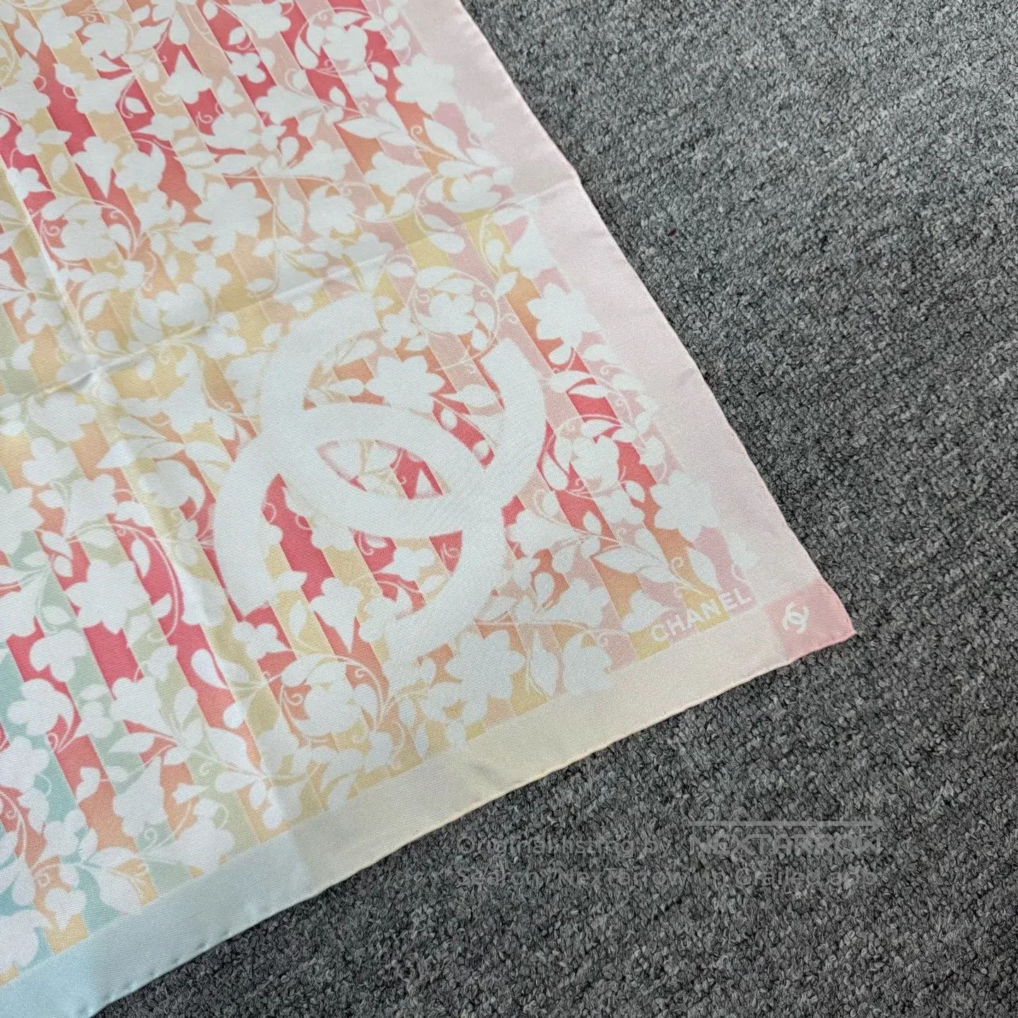 Chanel Chanel 26C Pink-blue gradient; Camellia double C; Silk squ Size ONE SIZE - 2 Thumbnail