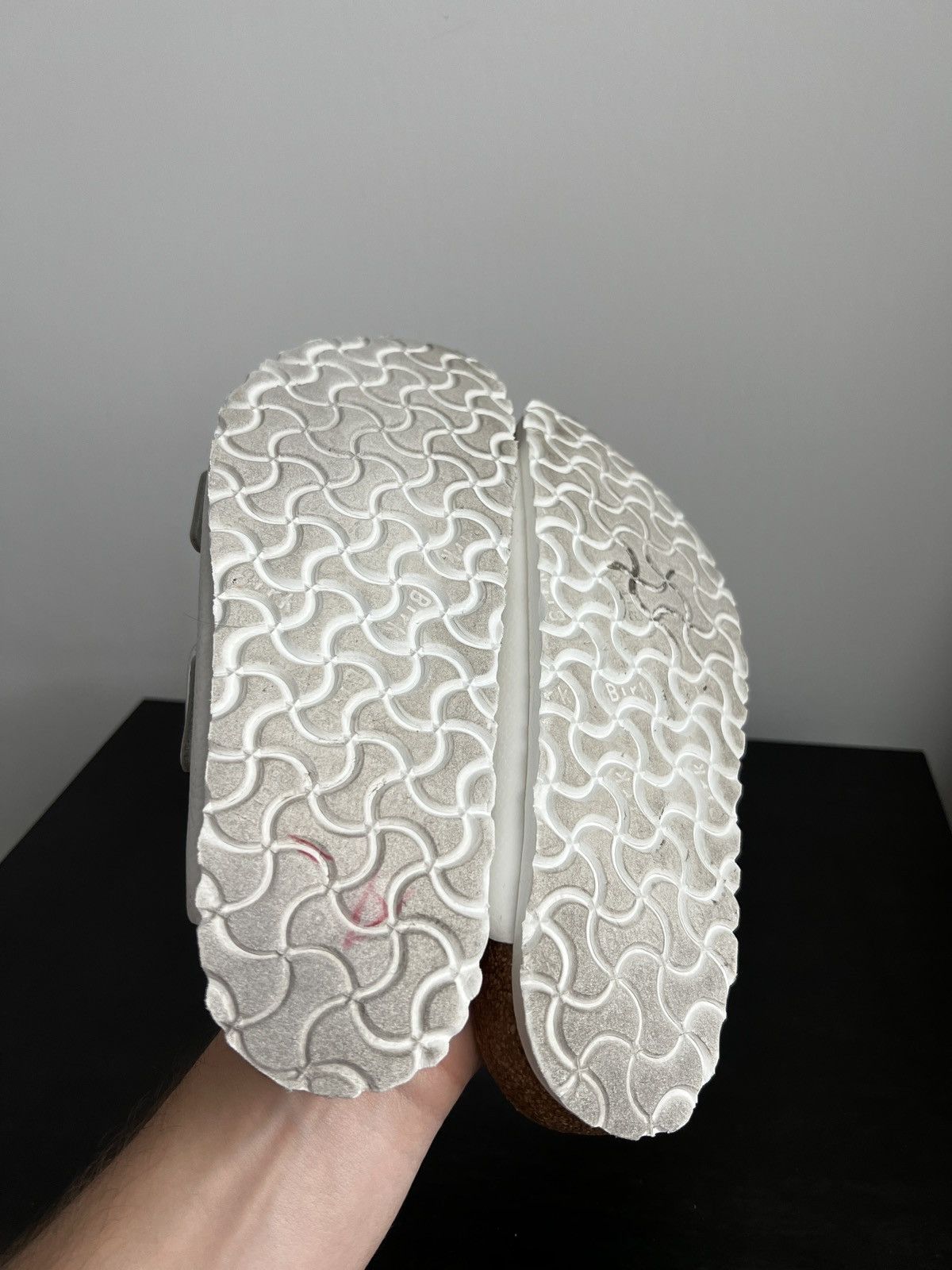 Birkenstock Birkenstock Authentic Arizona Big Buckle White Leather Size US 10 / IT 40 - 10 Thumbnail