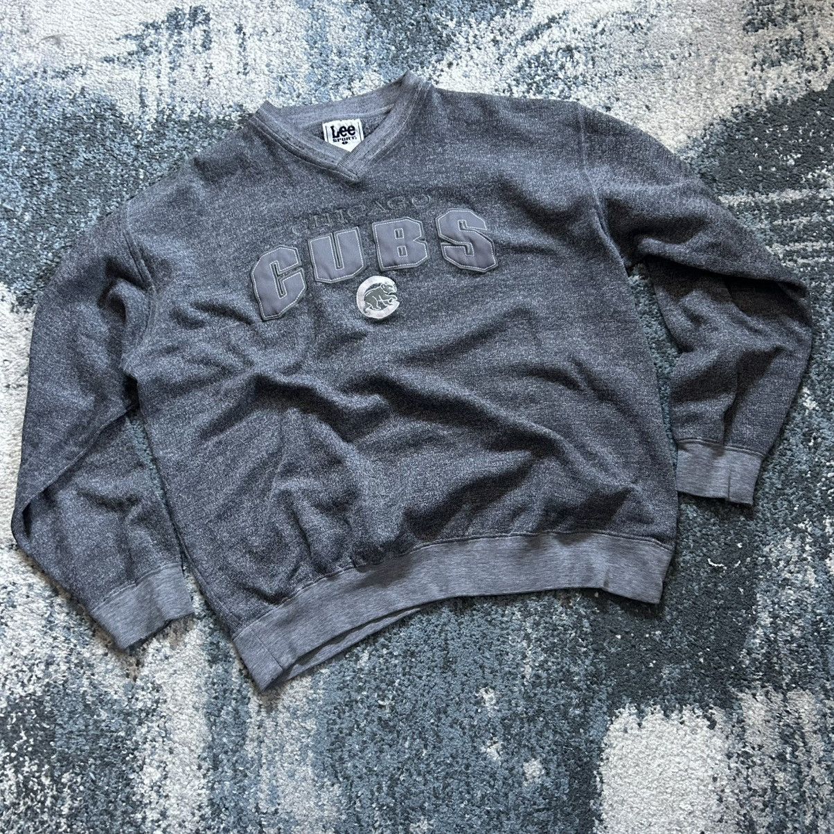 Lee Y2K LEE SPORT CHiCAGO CUBS GREYSCALE BOXY V-NECK SWEATSHiRT Size US L / EU 52-54 / 3 - 16 Thumbnail