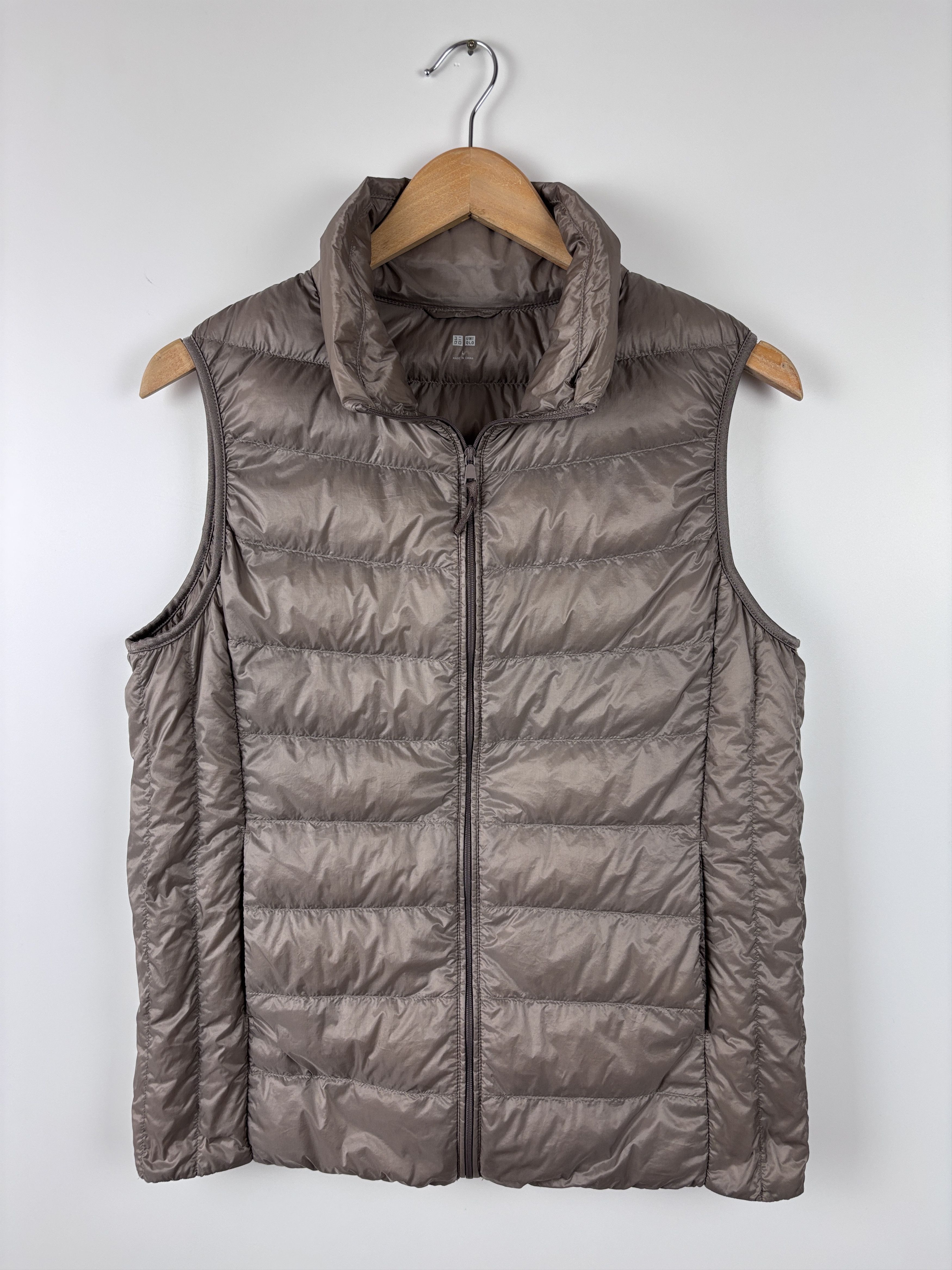 Uniqlo Uniqlo Lightweight Puffer Down Vest Brown Beige Size L Size L / US 10 / IT 46 - 1 Thumbnail
