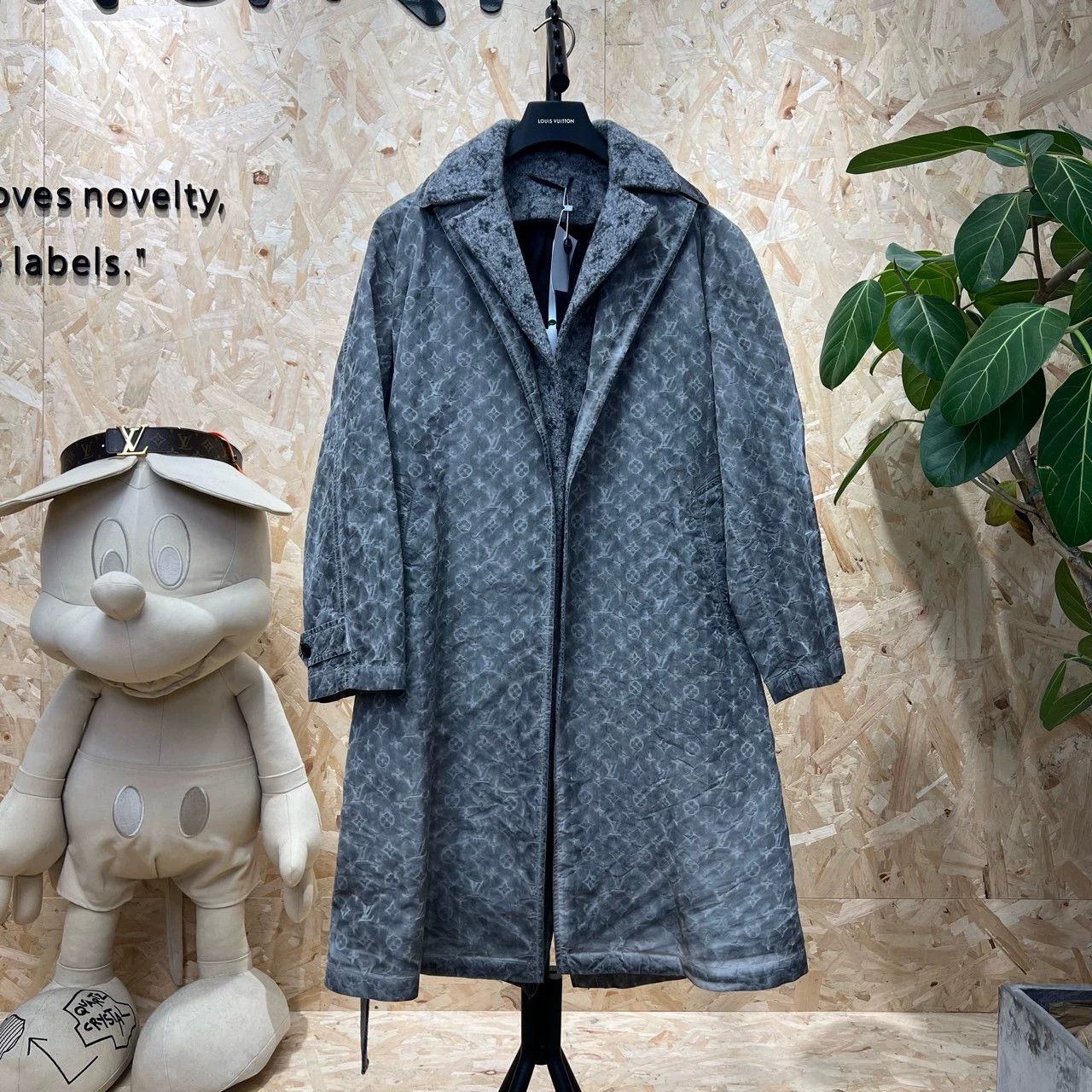 Louis Vuitton Louis Vuitton Monogram Print Coat Size 32 Size M / US 6-8 / IT 42-44 - 1 Thumbnail