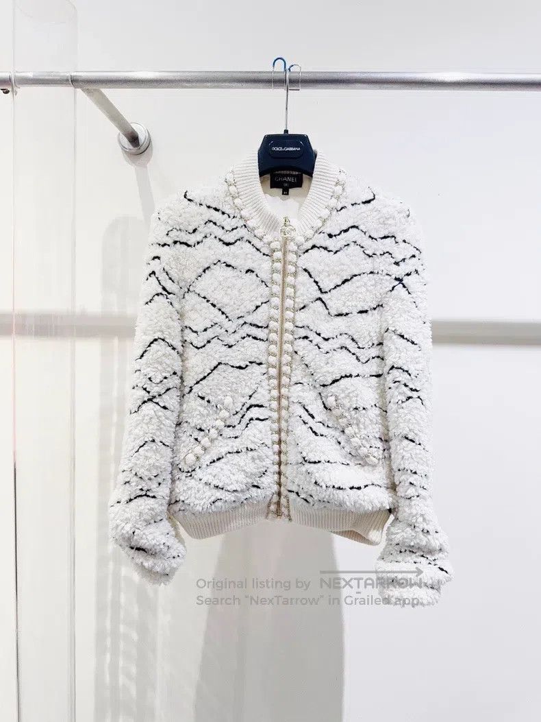 Chanel Chanel 19B white teddy jacket Size XXS / US 00 / IT 34 - 1 Thumbnail