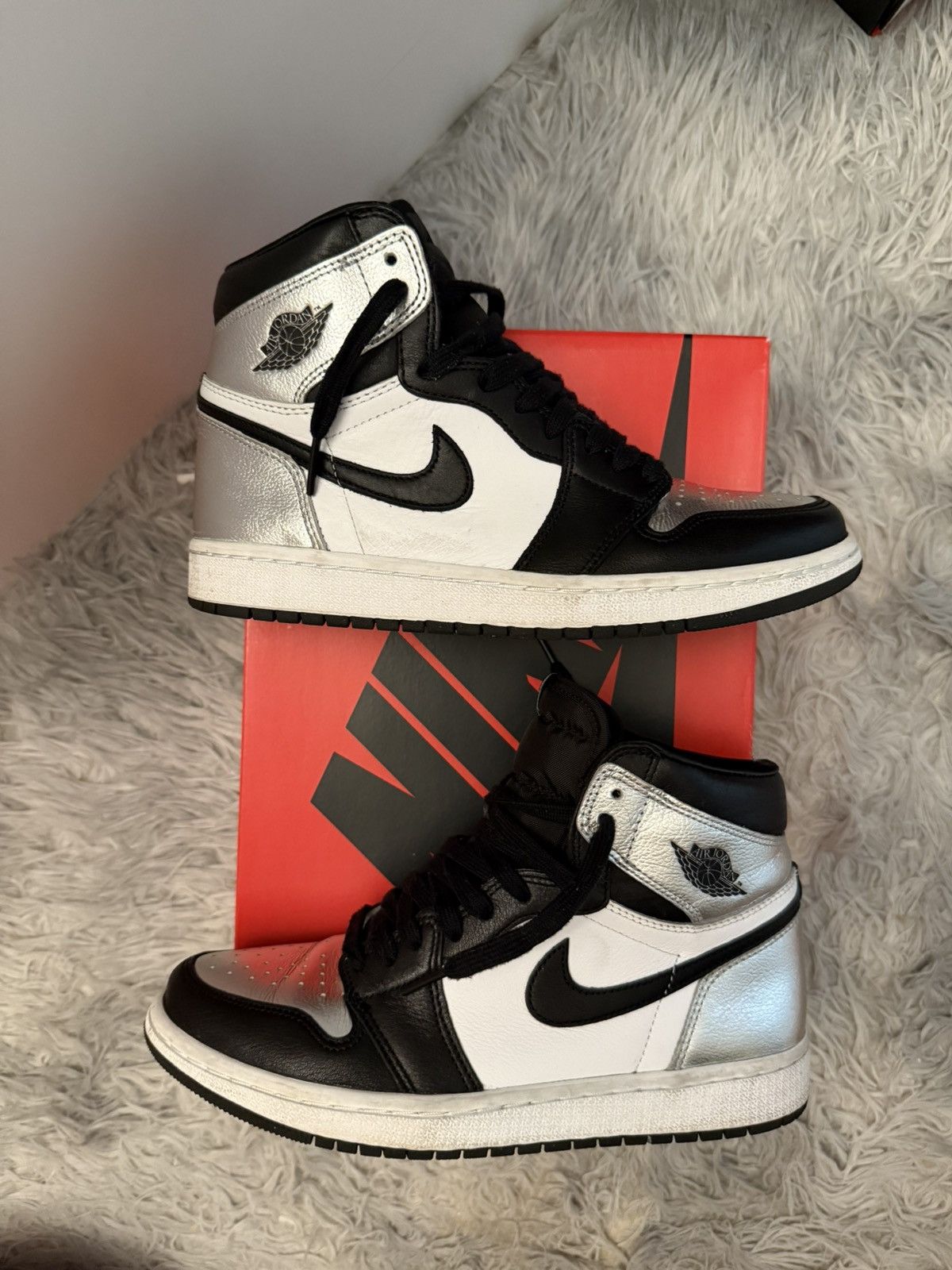 Jordan Brand WMNS Air Jordan Retro 1 High OG Silver Toe Size US 7.5 / IT 37.5 - 1 Thumbnail