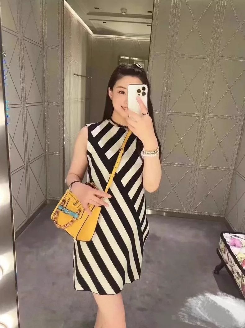 Gucci Gucci Black and white oblique striped knitted dress 2504-Ne Size S / US 4 / IT 40 - 3 Thumbnail