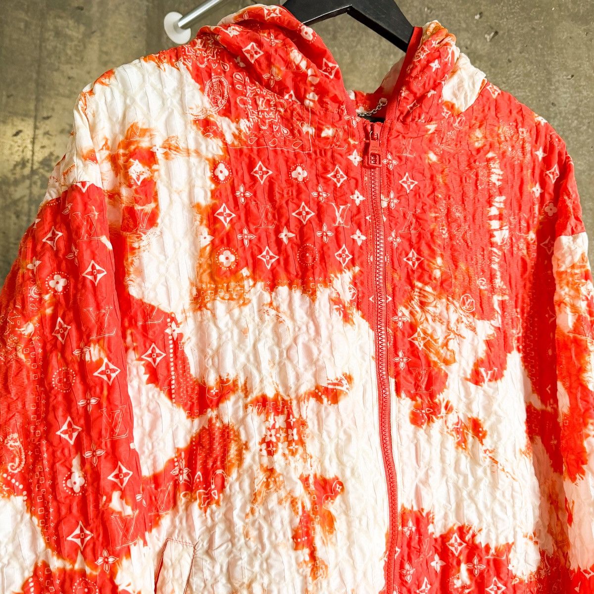 Louis Vuitton 2022 Bleached Monogram Bandana Windbreaker By Virgil Abloh Size US L / EU 52-54 / 3 - 2 Thumbnail