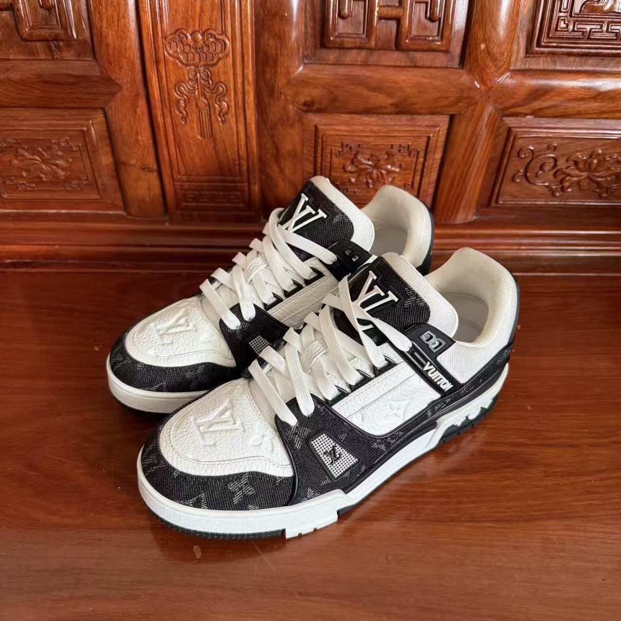 Louis Vuitton Louis Vuitton Monogram Trainer Sneakers Size 37 Size US 7 / IT 37 - 1 Thumbnail