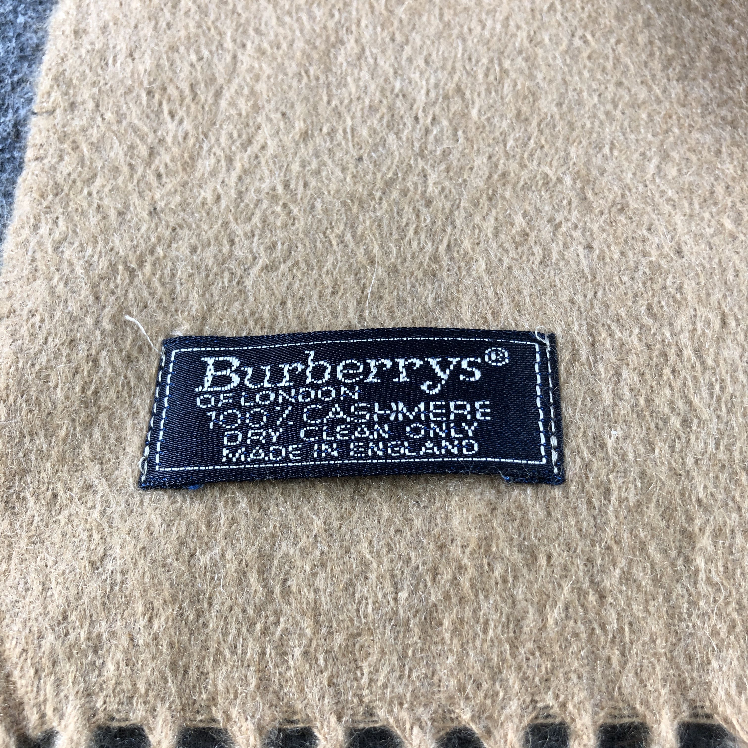 Burberry Burberrys Plain Cashmere Scarf Muffler V2951 Size ONE SIZE - 5 Thumbnail