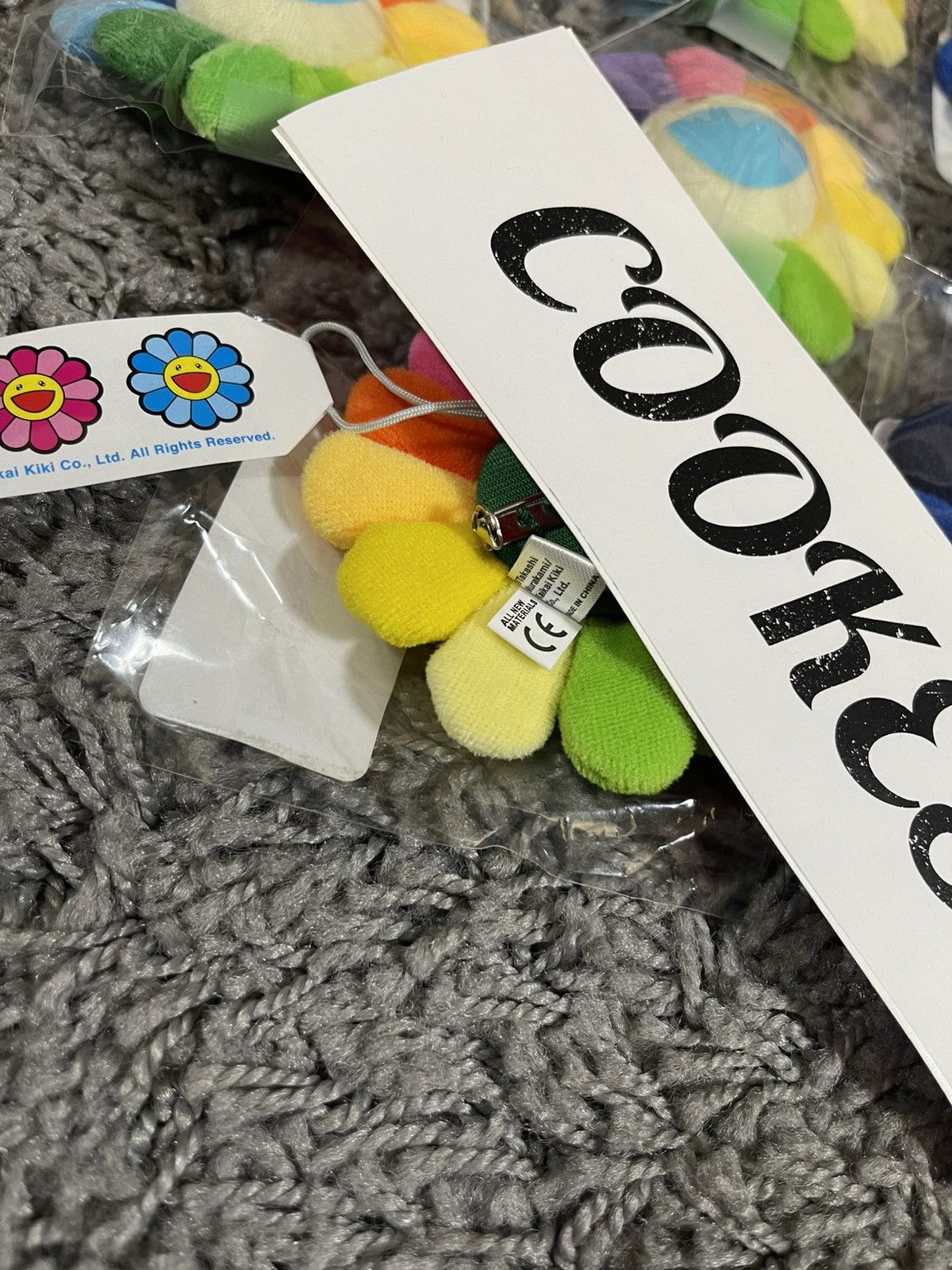 Takashi Murakami 2019 Takashi Murakami Flower Plush Pin Rainbow White Blue Size ONE SIZE - 7 Thumbnail