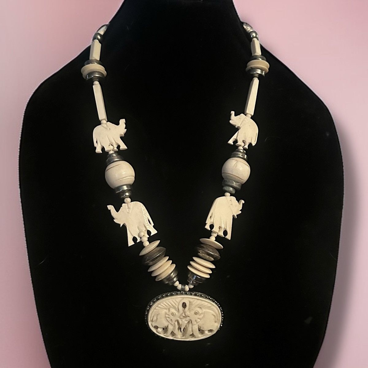 Vintage Vintage chunky carved bone elephant bead necklace Size ONE SIZE - 1 Thumbnail