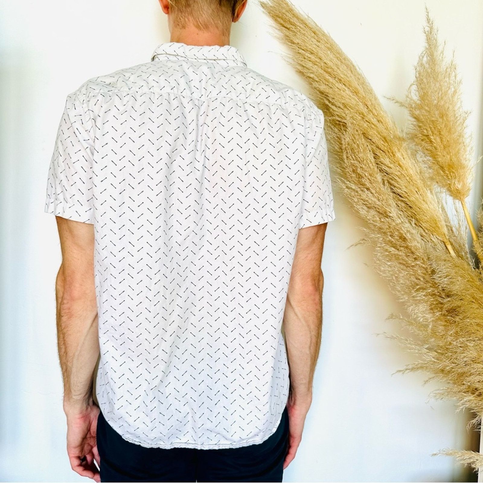 Forever 21 MENS FOREVER 21 White Black Arrow Print Button Shirt Top Size US XL / EU 56 / 4 - 6 Thumbnail