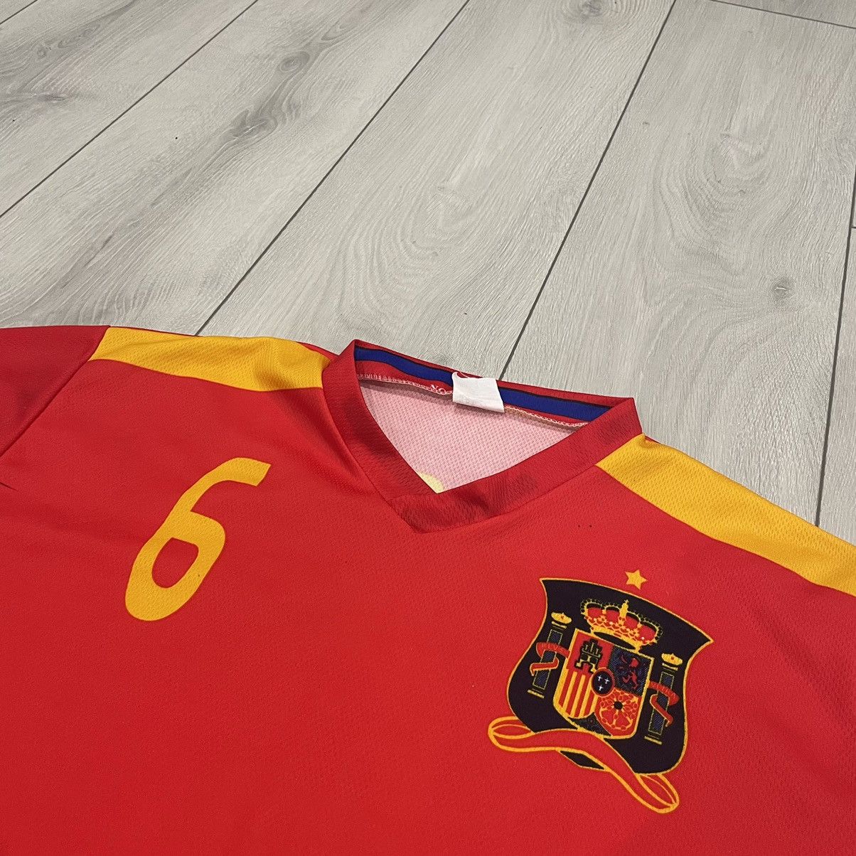 Other Rare 90s SPAIN 6 A INIESTA jersey tee shirt Size US M / EU 48-50 / 2 - 3 Thumbnail
