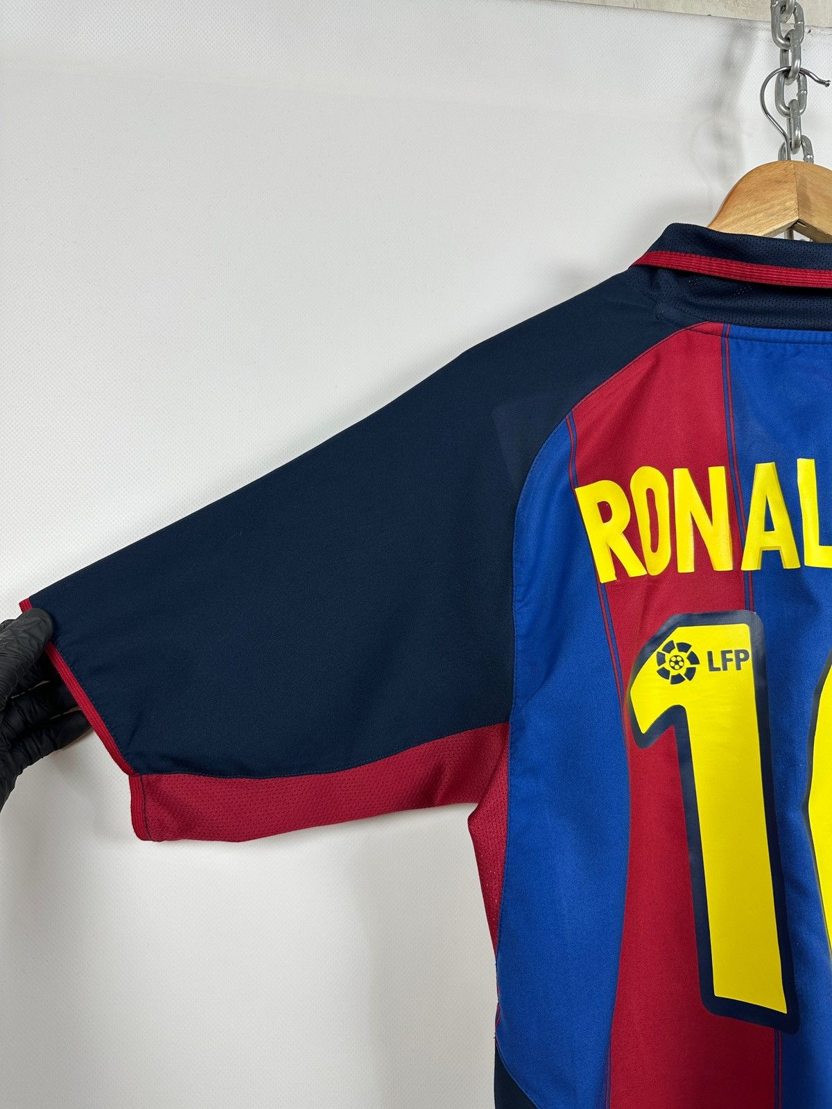 Nike 2003/04 Vintage Nike FC Barcelona Ronaldinho Soccer Jersey Size US M / EU 48-50 / 2 - 15 Thumbnail