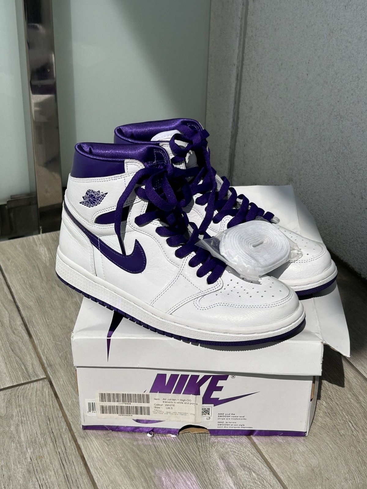 Nike Nike Air Jordan 1 High OG White Purple Size US 7.5 / IT 37.5 - 1 Thumbnail