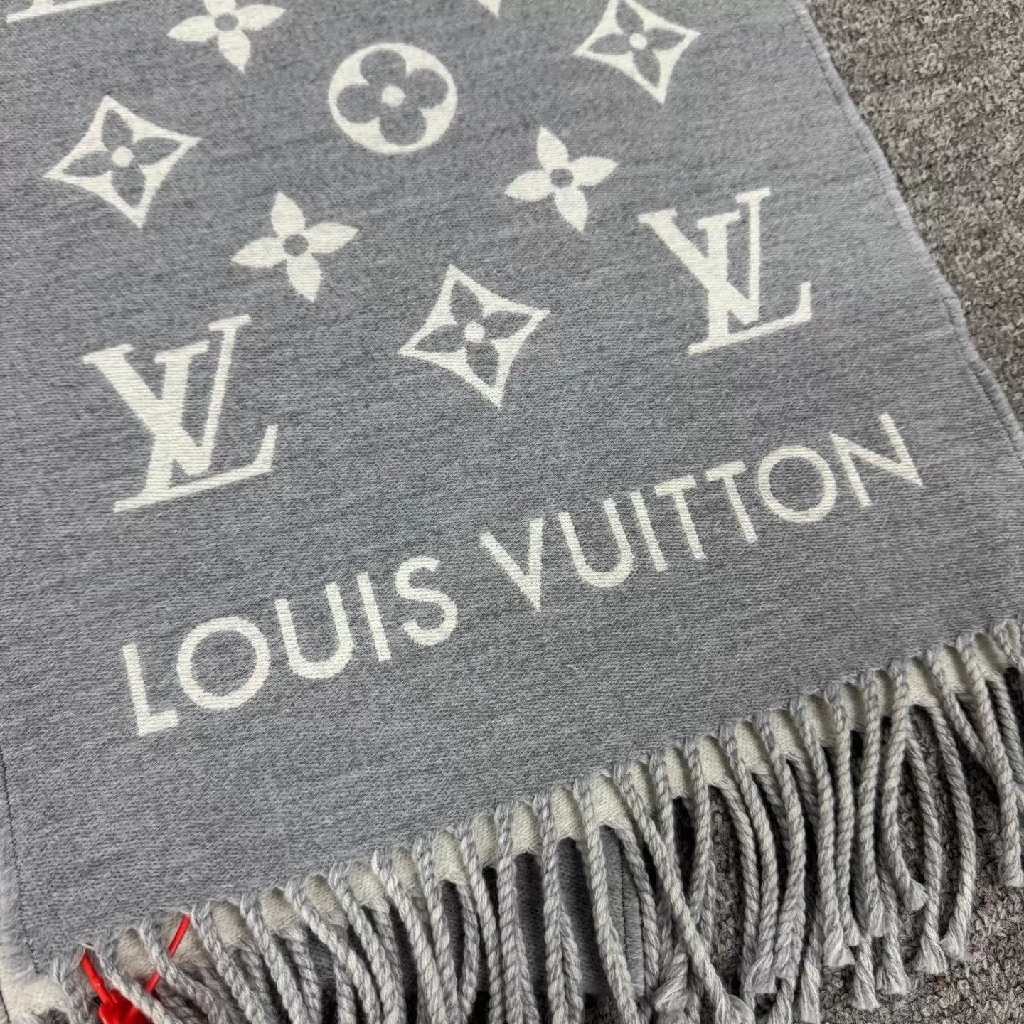 Louis Vuitton LV Gray Tassel Monogram Reversible Wool Scarf Size ONE SIZE - 4 Thumbnail