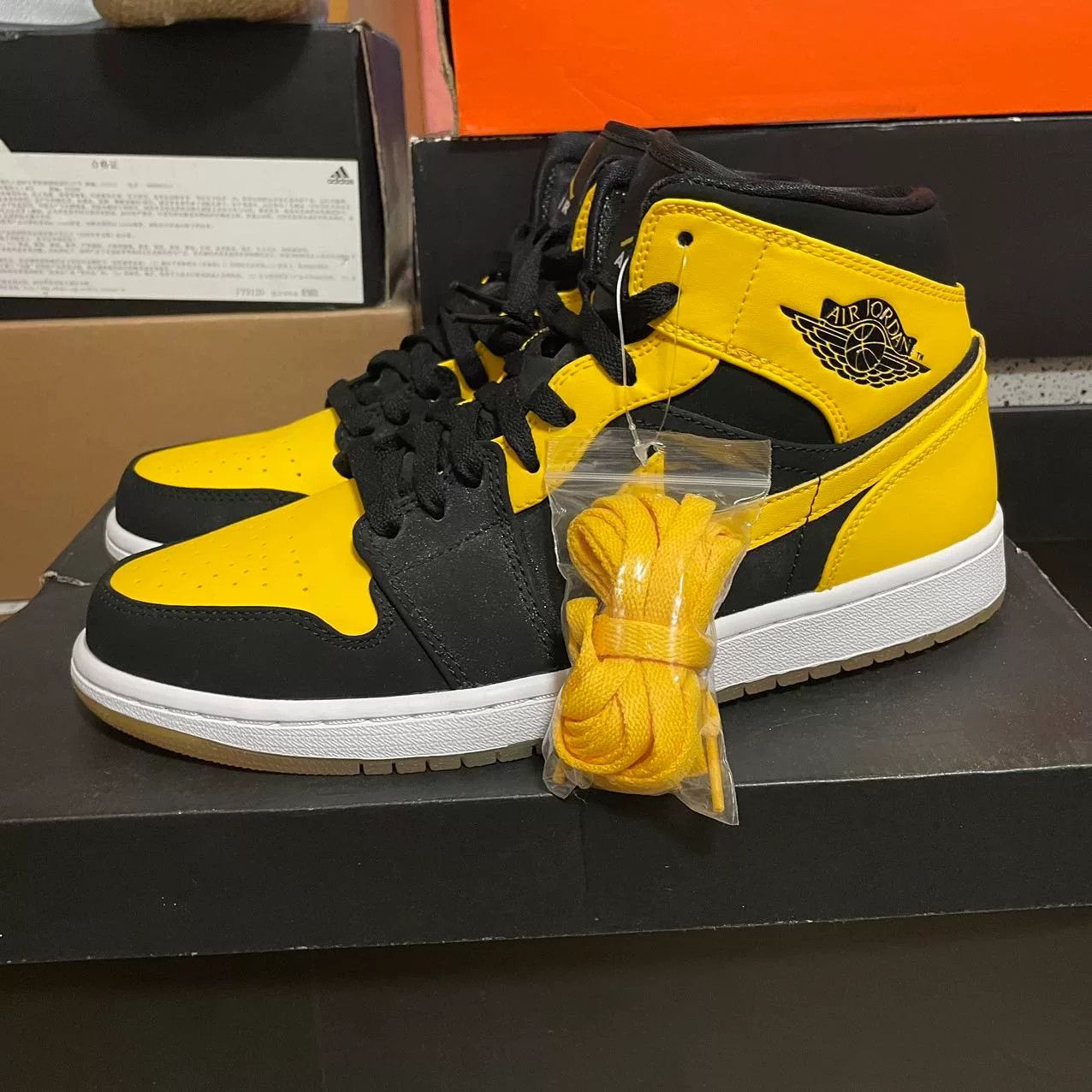 Jordan Brand Jordan Brand AIR JORDAN Yellow Lowtop Sneakers 10 Men Size US 10 / EU 43 - 1 Thumbnail