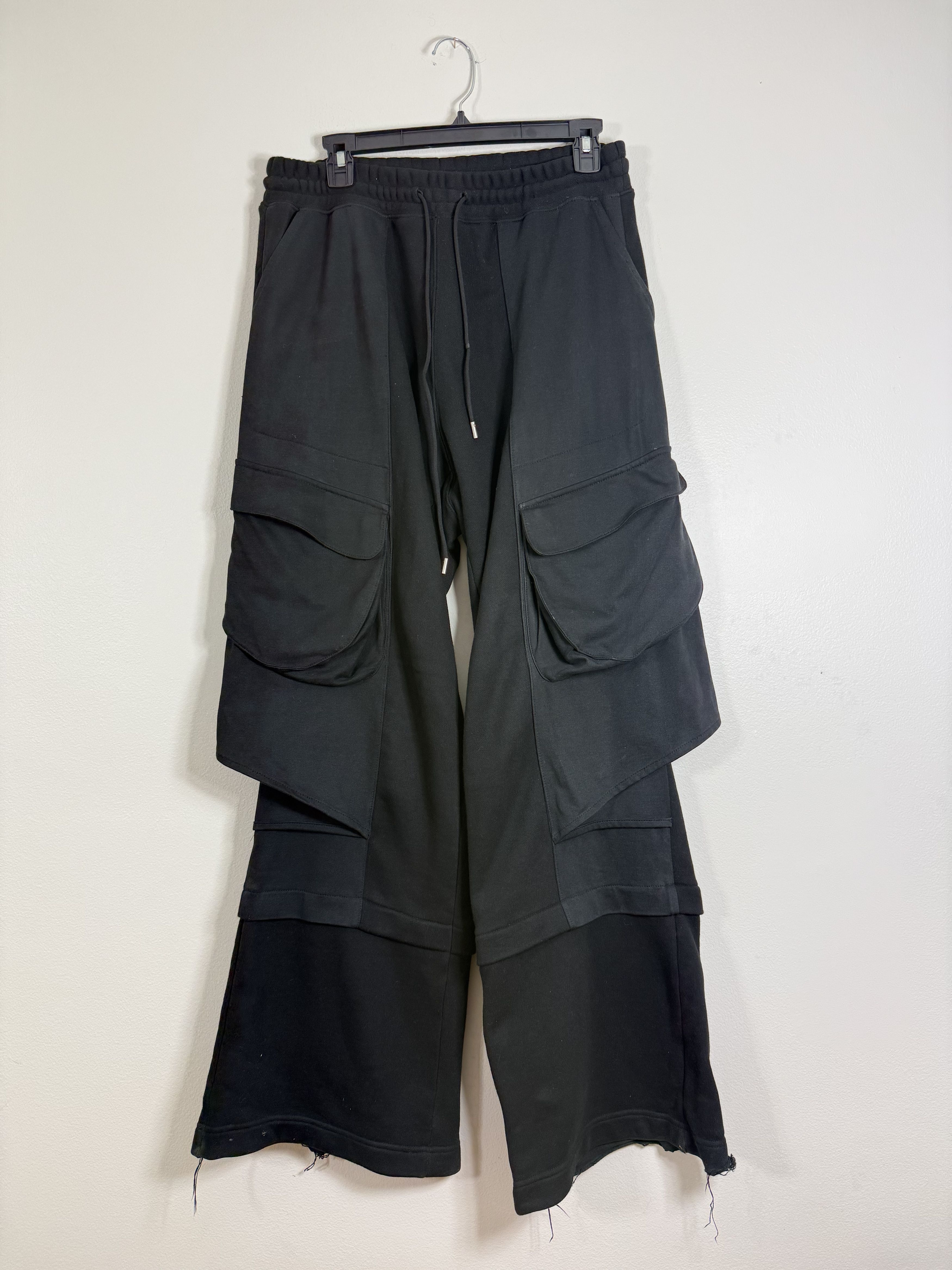 JiyongKim AW23 Black Multi-layer Cargo Sweatpants Size US 32 / EU 48 - 1 Thumbnail
