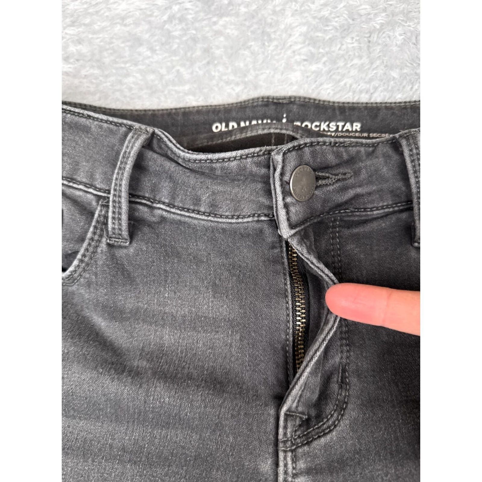 Old Navy Old Navy Jeans Women 4 Black Denim Skinny Mid Rise 28 Inseam 27 Distressed Pockets Logo 90s Retro Designer Size 27" / US 4 / IT 40 - 5 Thumbnail