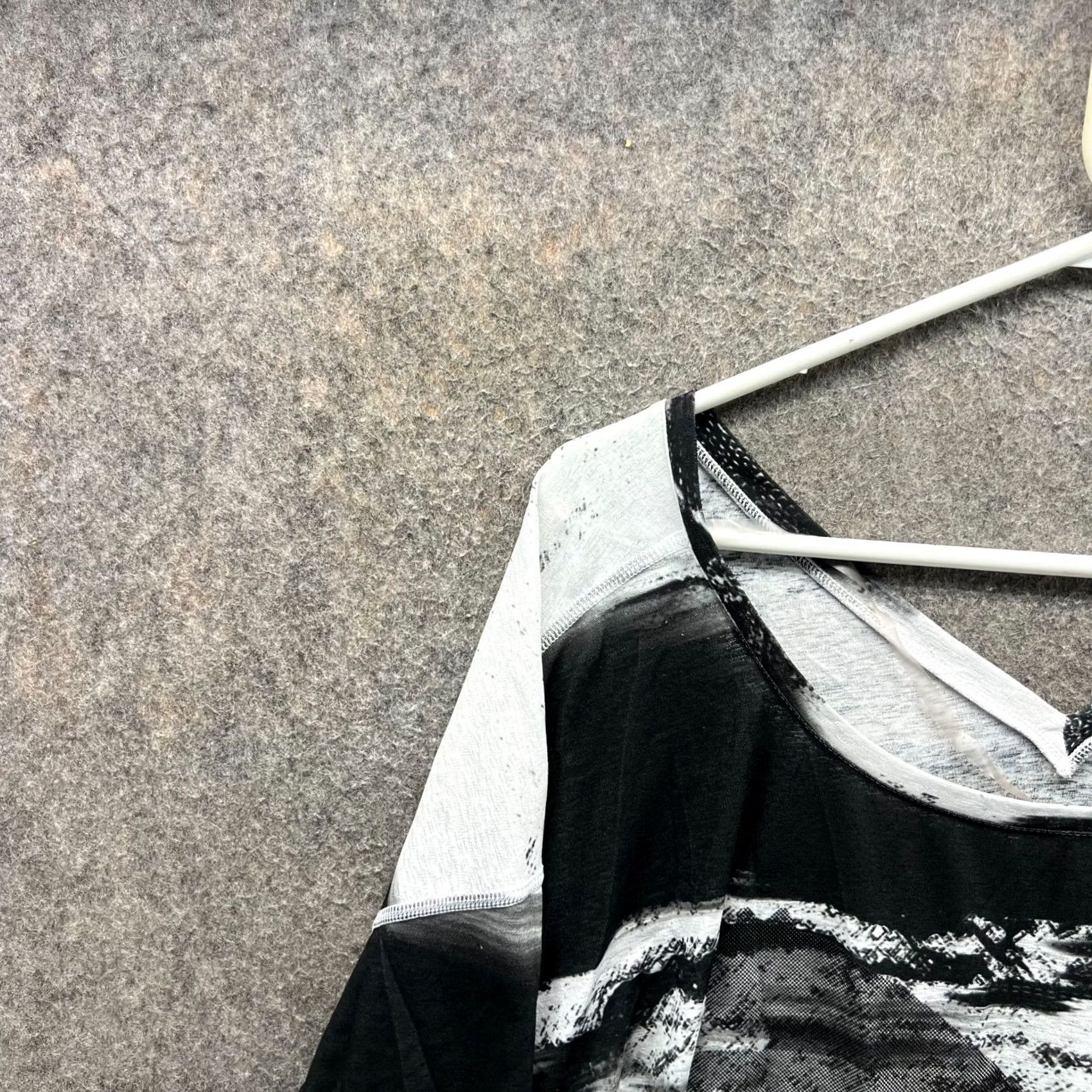 Puma PUMA Shirt Womens M Gray Black Graphic V Neck Short Sleeve Abstract Camo Size M / US 6-8 / IT 42-44 - 6 Thumbnail