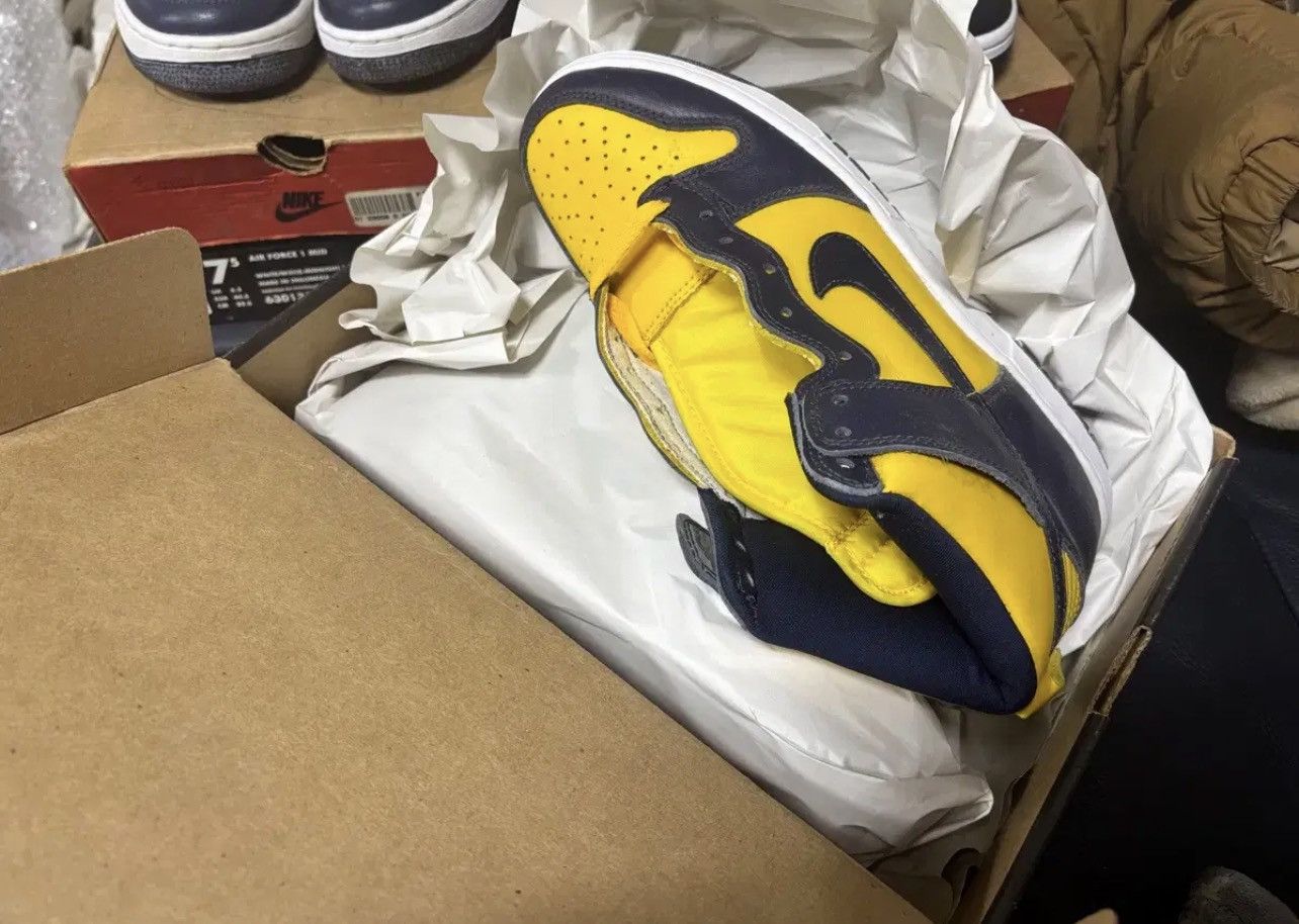 Nike Nike Dunk High LE 1999 Michigan W/ OG Box Size US 8 / EU 41 - 10 Thumbnail