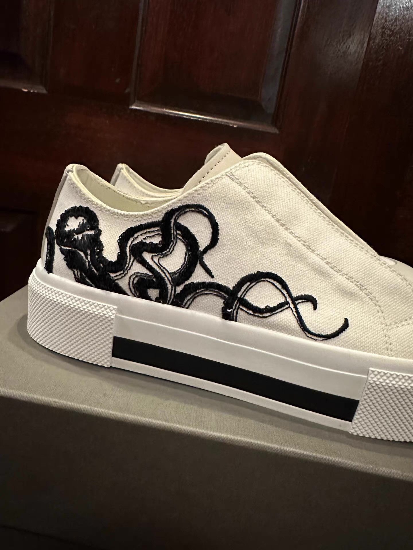 Alexander McQueen Alexander McQueen Women's White Octopus Ｑ25 Size US 6 / IT 36 - 6 Thumbnail