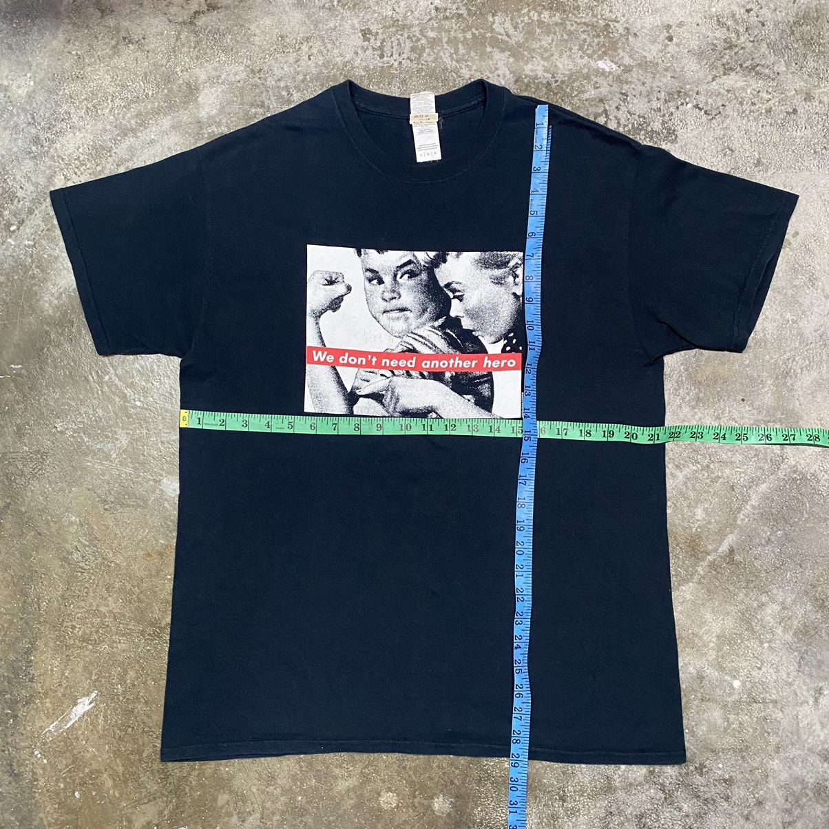Barbara Kruger Vintage Barbara Kruger Fotofolio Box Logo T Shirt y2k Size US L / EU 52-54 / 3 - 11 Thumbnail