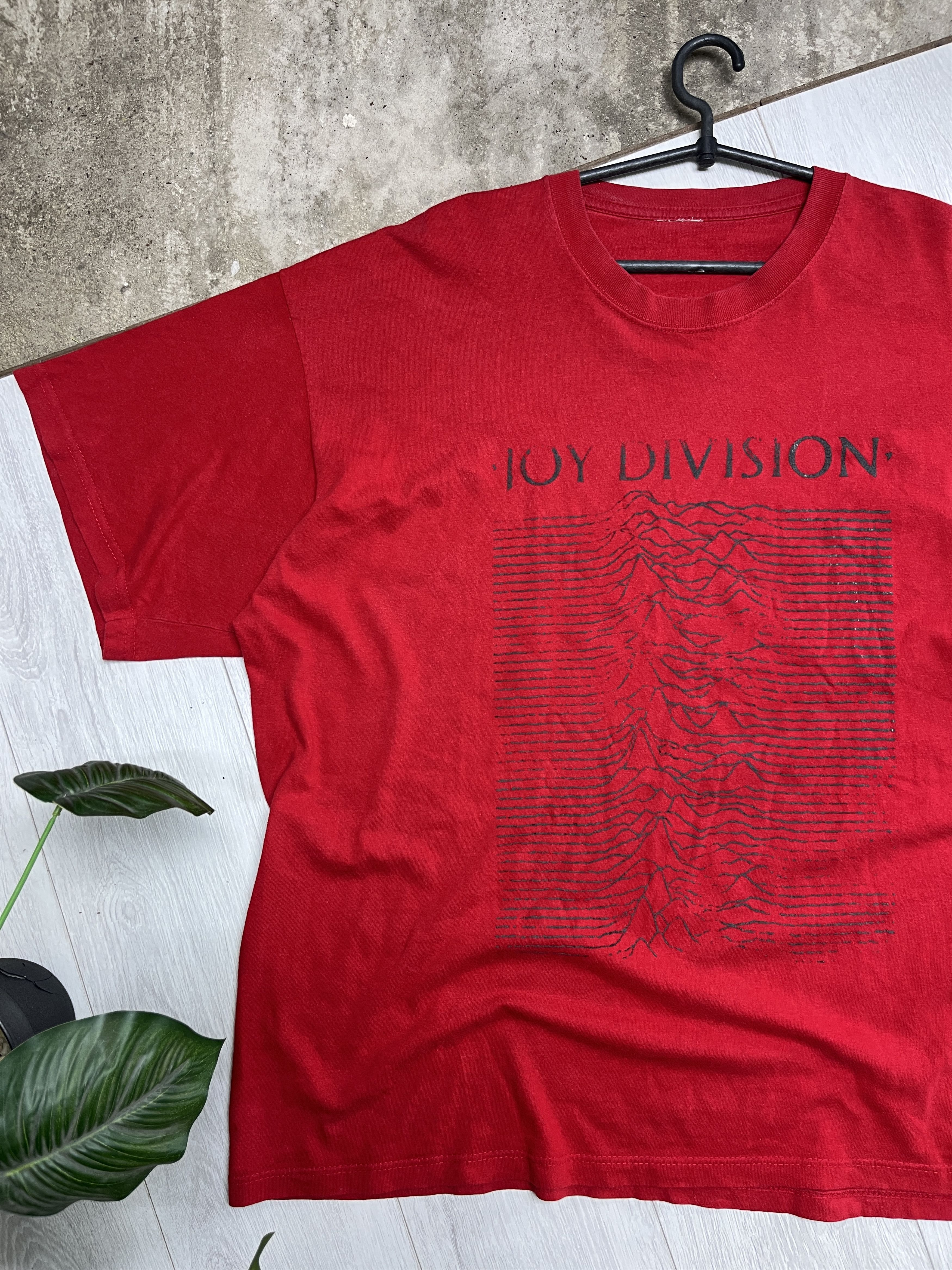 Vintage 2000s JOY DIVISION "UNKNOWN PLEASURES" RED GRAPHIC TEE - 833 Size US XXL / EU 58 / 5 - 2 Thumbnail