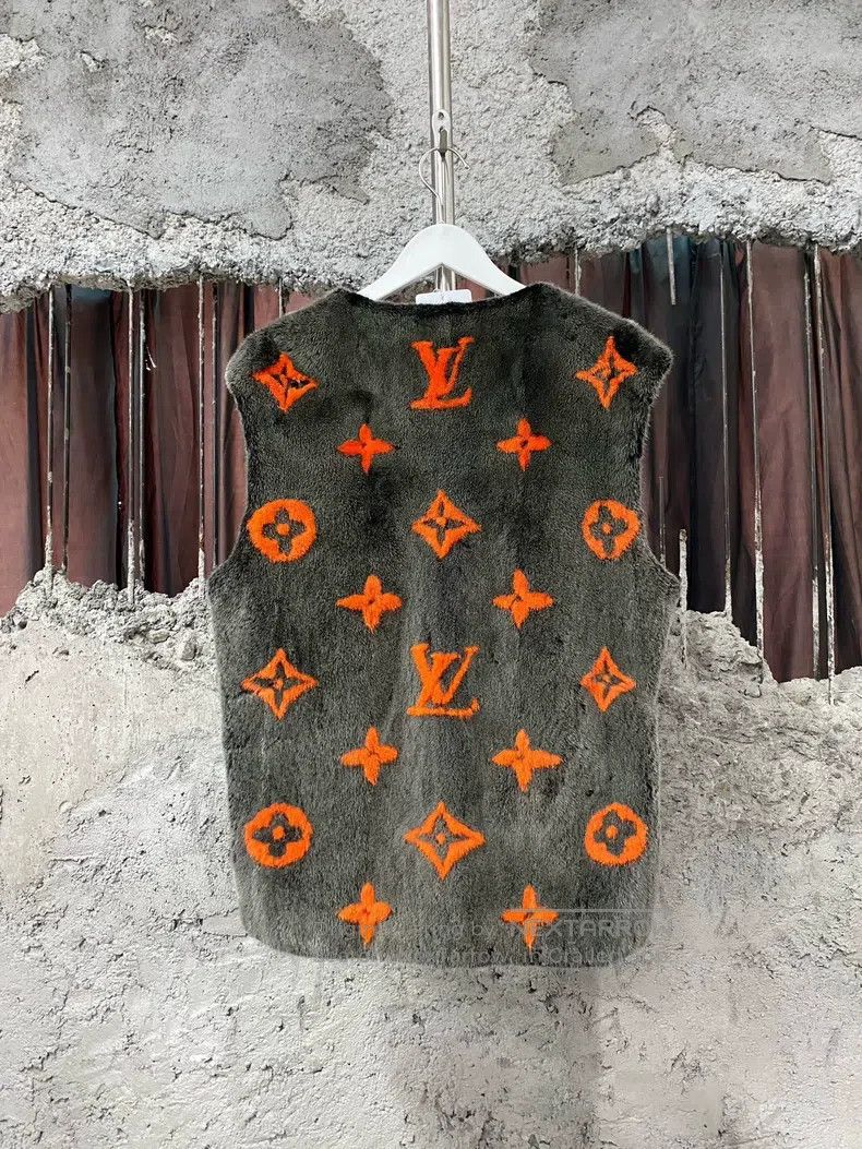Louis Vuitton Louis Vuitton Fur vest Size US S / EU 44-46 / 1 - 2 Thumbnail