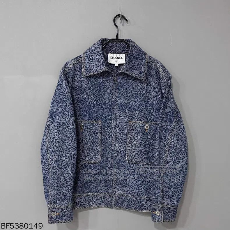 Chanel Chanel Three camelia full-print denim jacket Size XS / US 0-2 / IT 36-38 - 1 Thumbnail