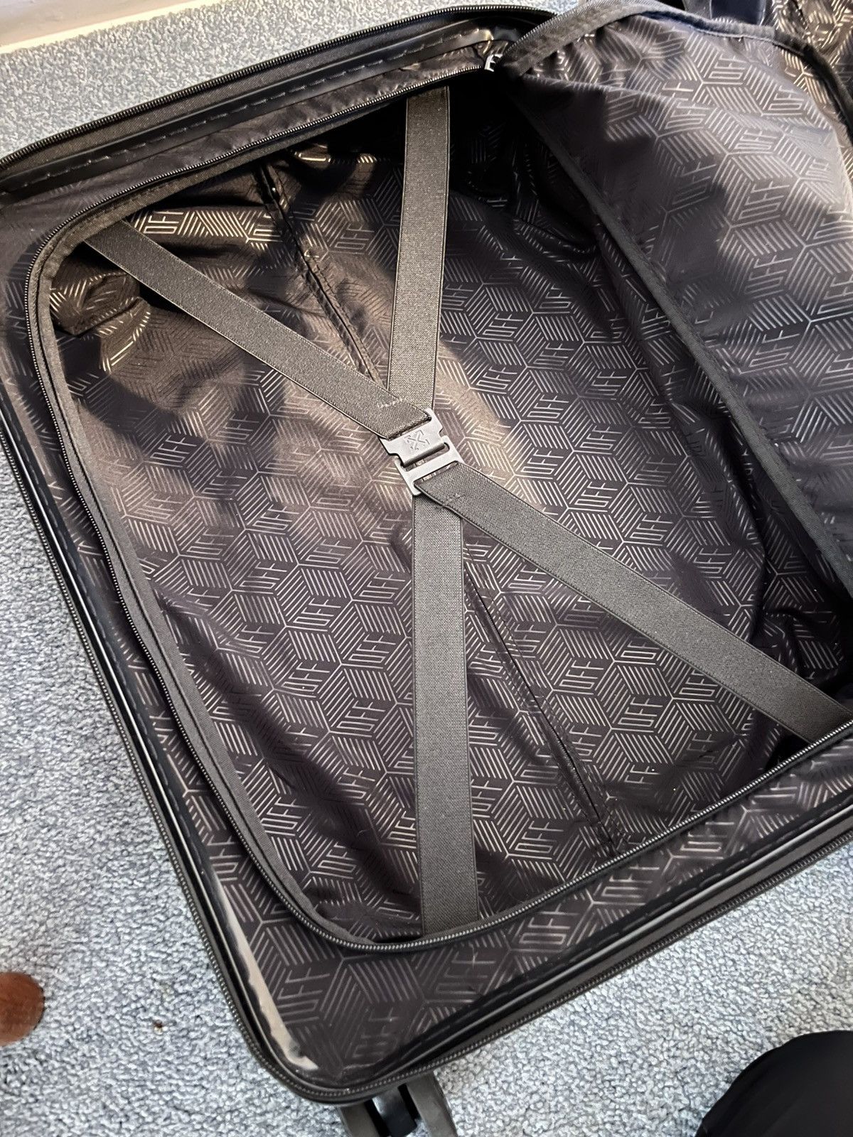 Off-White Off white “for travel” WHITE suitcase RARE Size ONE SIZE - 9 Thumbnail