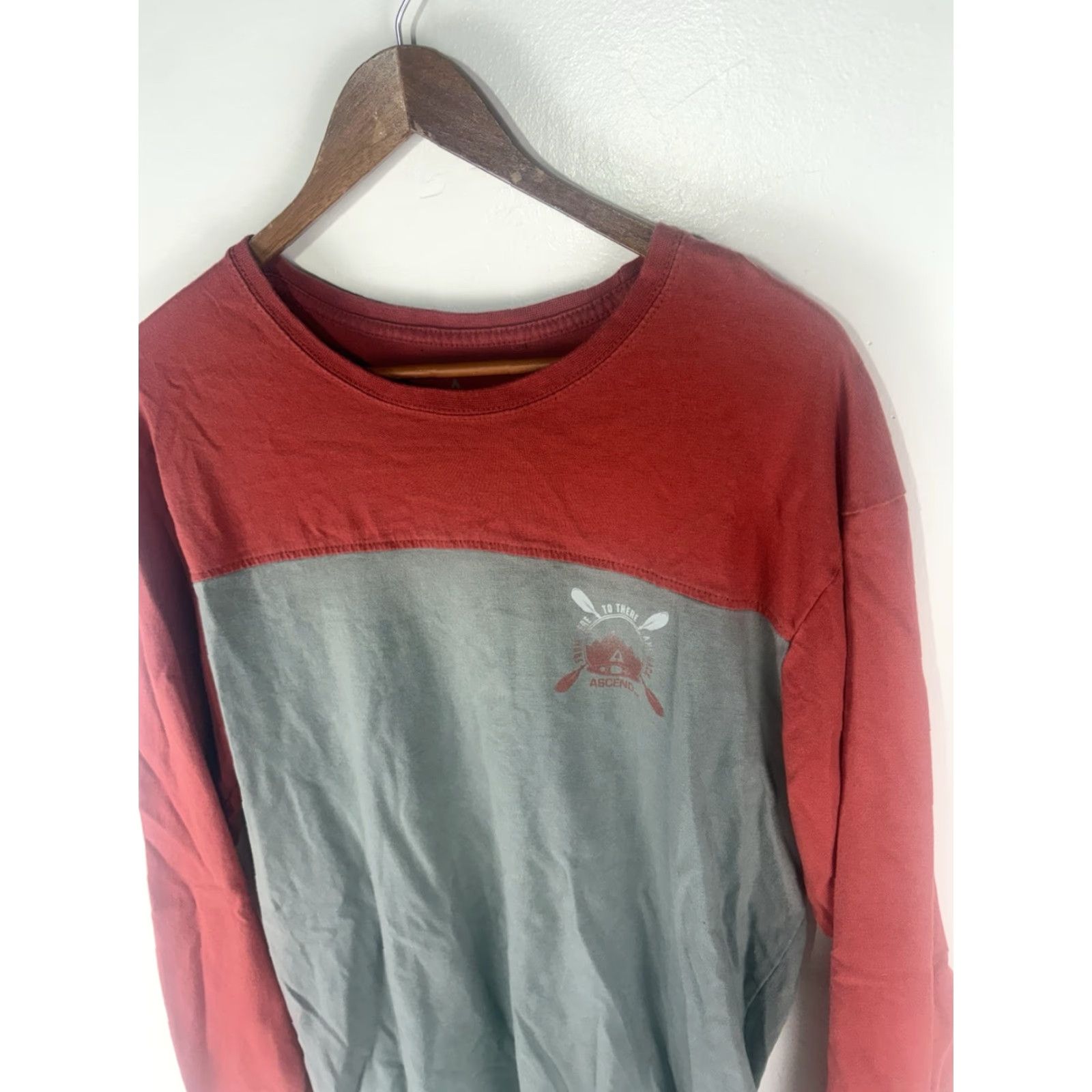 ASCENO Ascend Colorblock Long Sleeve T-Shirt Mens Size L Red/Gray Outdoor Classic Size US L / EU 52-54 / 3 - 2 Thumbnail