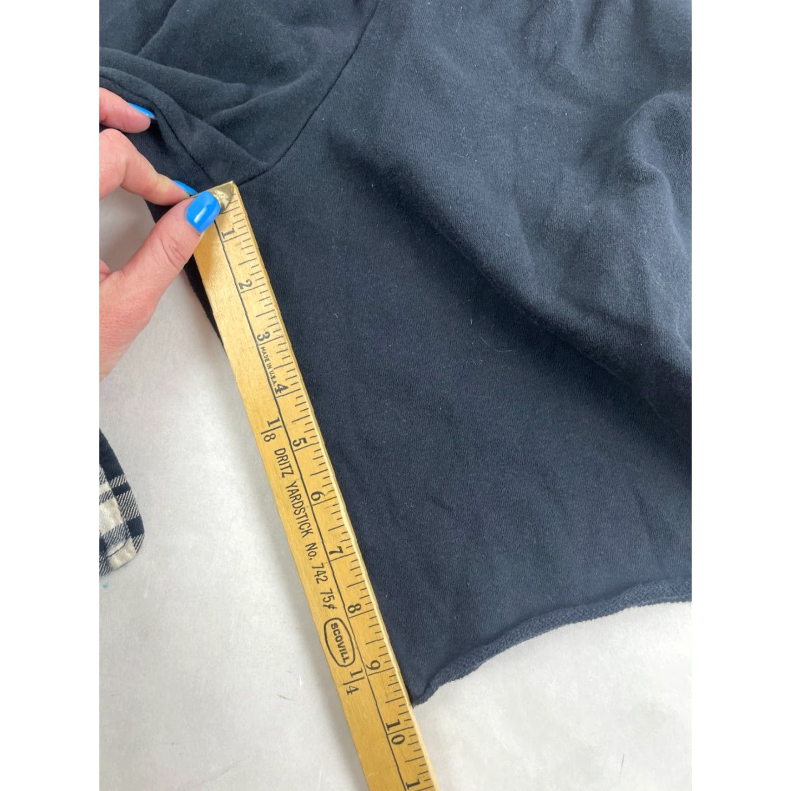 Under Armour Under armour Shorts Mens Size M Black Sweat Logo Athletic 10 in Inseam Casual Travel Regular Waist 26 in Front Flat Pattern Solid Vintage No N/A Size US 31 - 4 Thumbnail
