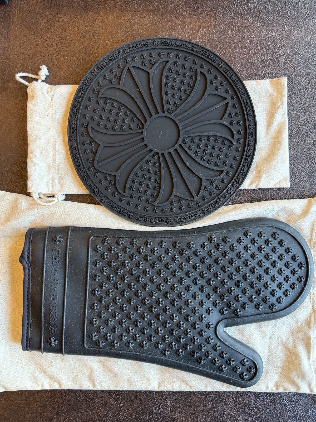 Chrome Hearts Chrome Hearts Plus Logo Rubber Mitt & Mat Set Size ONE SIZE - 1 Thumbnail