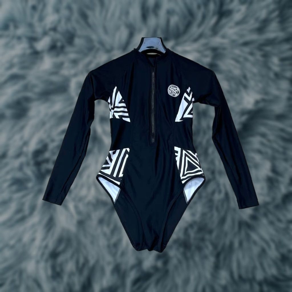 Vintage Axesea Women’s Rashguard Long Sleeve Swimwear Bodysuit Size 4 UPF Black 3/4 Zip One Piece Women–Long Sleeve Bodysuit Rashguard Black Size 4 Size S / US 4 / IT 40 - 1 Thumbnail