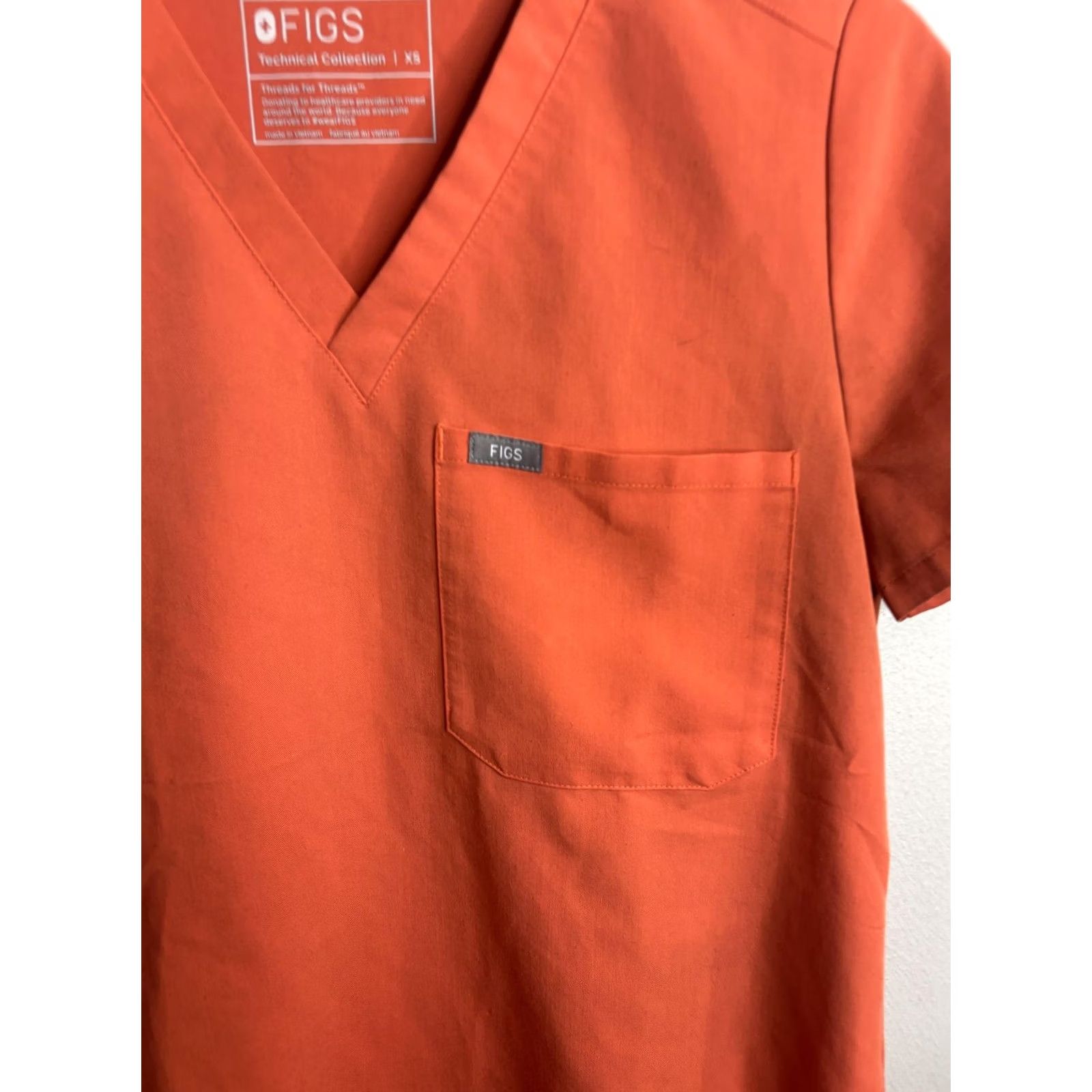 Vintage Figs Scrub Top Womens XS Orange V Neck Technical Collection Pocket FW1000 Size XS / US 0-2 / IT 36-38 - 2 Thumbnail
