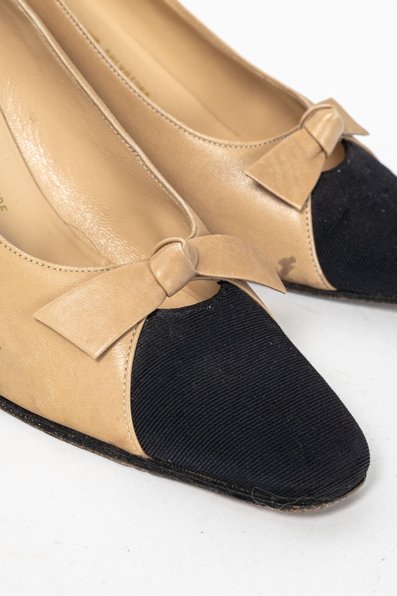 Salvatore Ferragamo Salvatore Ferragamo Beige Leather Bow Cap-Toe Pumps Size US 7 / IT 37 - 8 Thumbnail