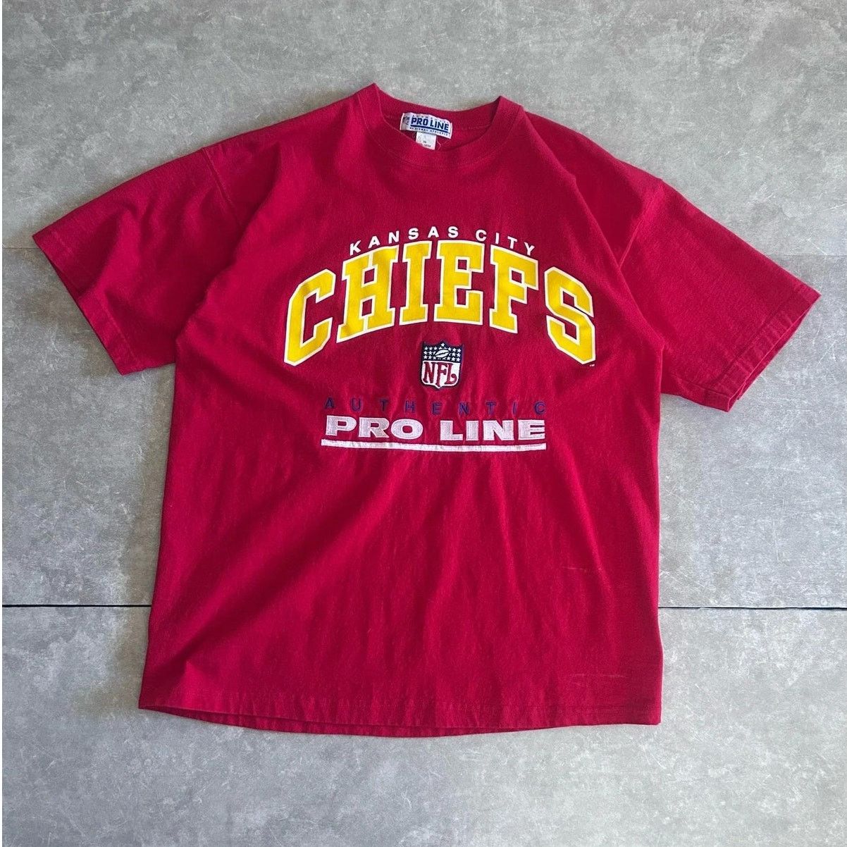 Vintage 90s Vintage Kansas City Chiefs Embroidered Red Shirt Size L Size US L / EU 52-54 / 3 - 5 Thumbnail