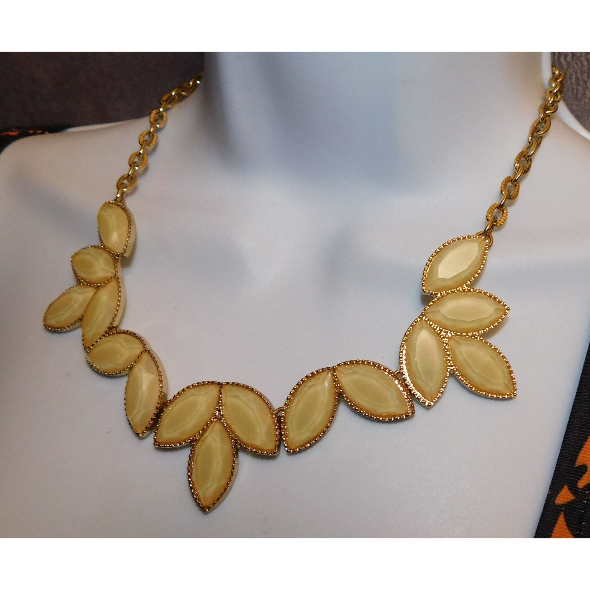 Other Retro Cream Shimmer Floral Leaf Costume Necklace Size ONE SIZE - 4 Thumbnail