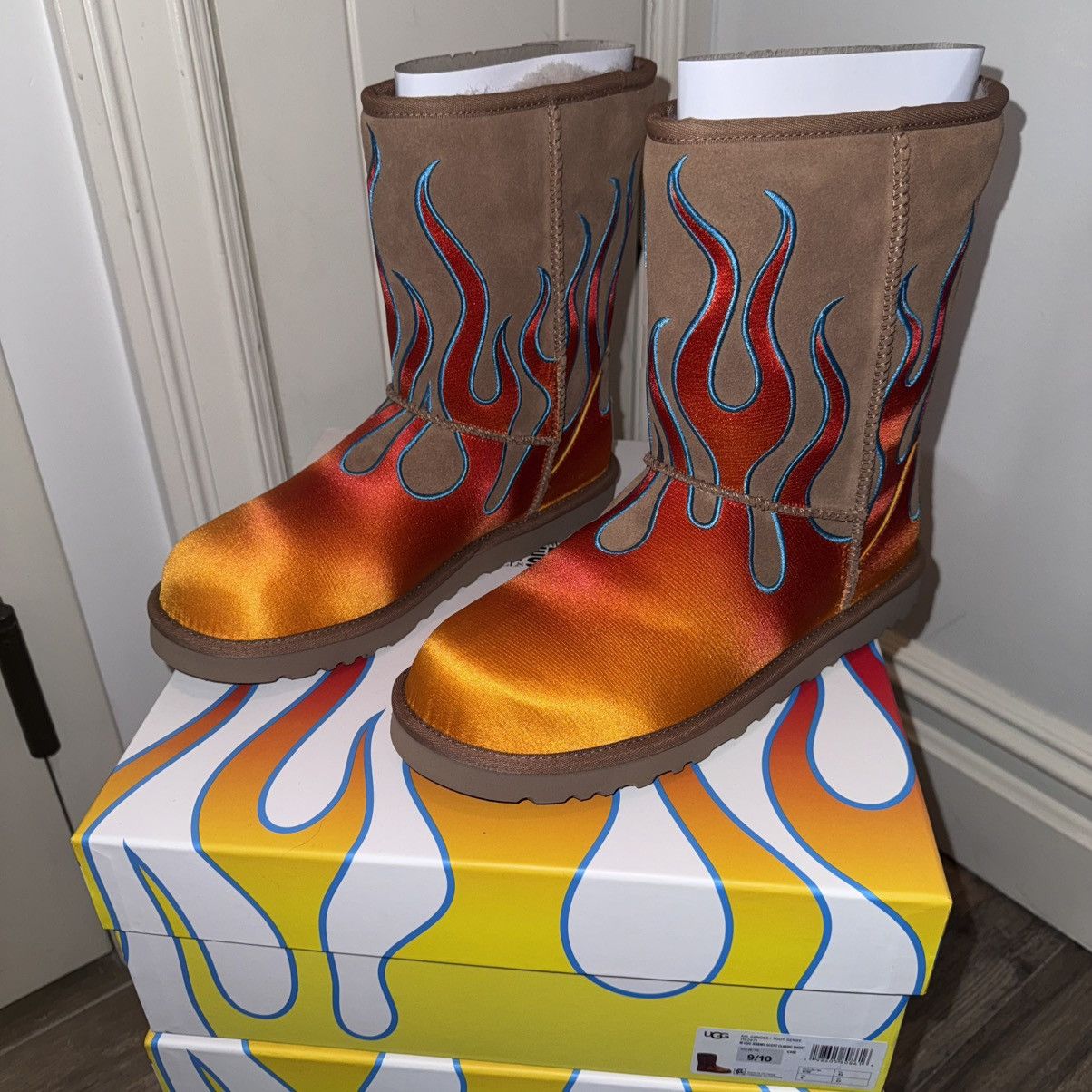 Jeremy Scott Jeremy scott x ugg flame uggs Size US 9 / EU 42 - 2 Thumbnail