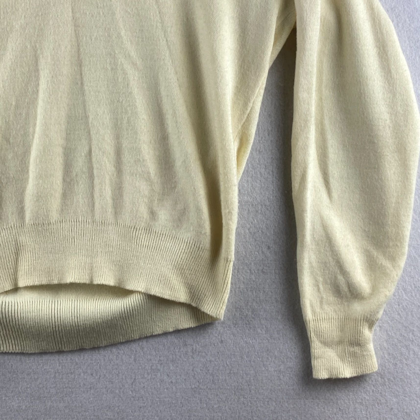 THE GREAT VINTAGE The Great Train Robbery Sweater Womens M Knit Pullover Long Sleeve V-Neck Beige 70s 80s Logo Accents Casual Size M / US 6-8 / IT 42-44 - 3 Thumbnail